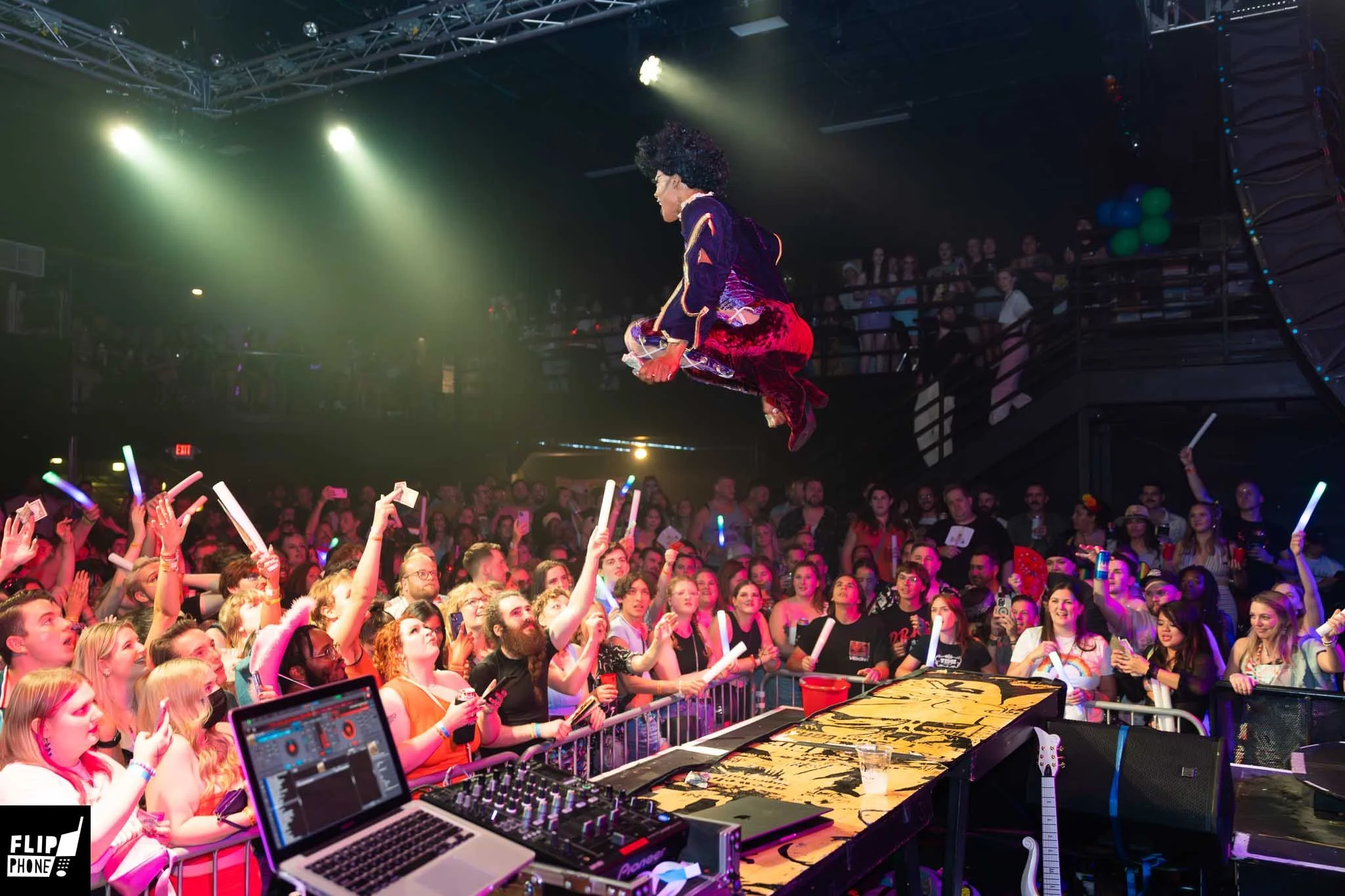 FLIPPHONE XXL: PRIDE with LUXX