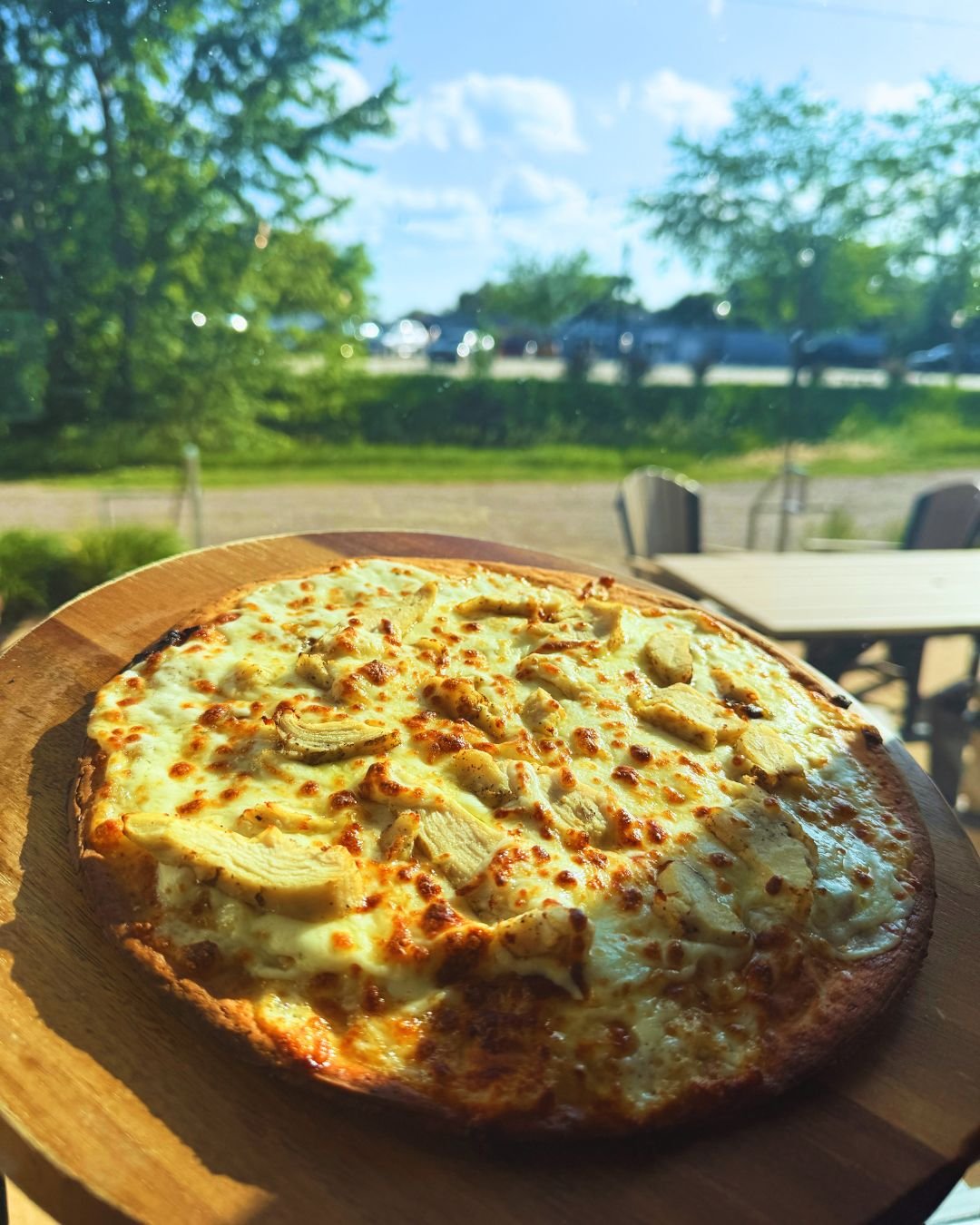 Meet our Chicken Alfredo Pizza loaded with grilled chicken, Caramelized onions, and rich Alfredo sauce. 

Drop your best name idea in the comments.
🍕☀️ Pictured: Gluten Free Chicken Alfredo Pizza