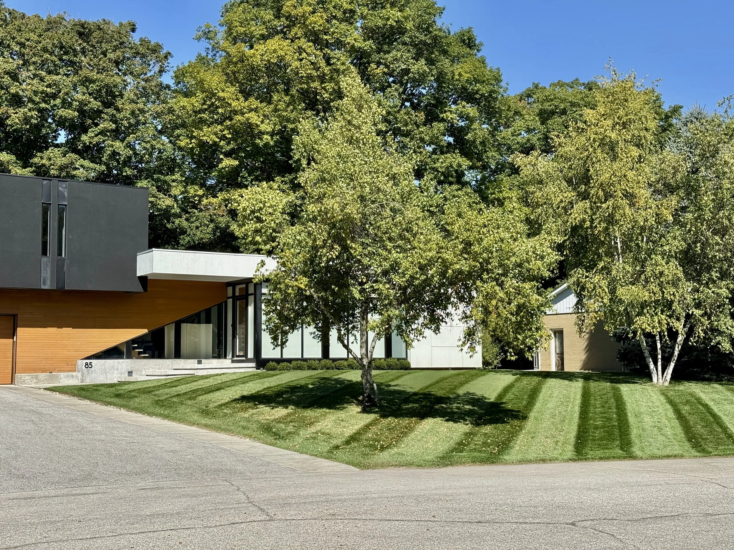 Premium lawn maintenance, grass cutting, and lawn edging in Oakville. Premium residential property maintenance and lawn-care throughout Oakville.