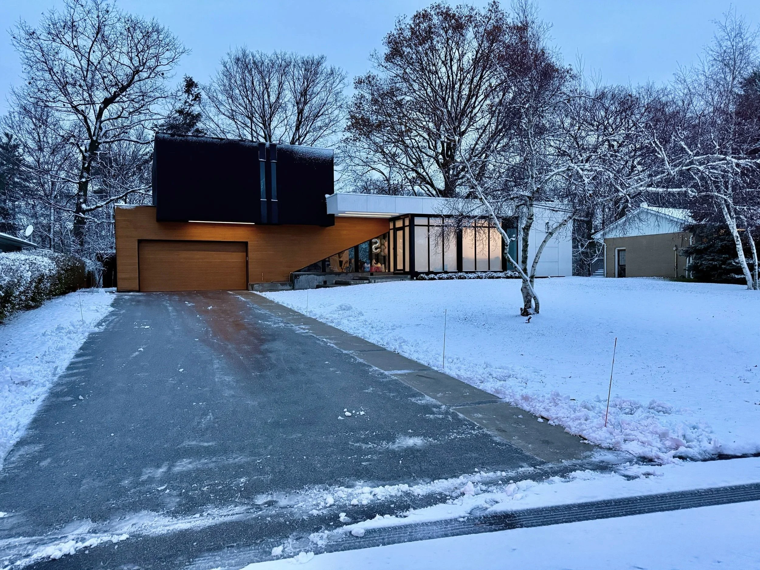 Fast response residential snow removal in Oakville during winter storm