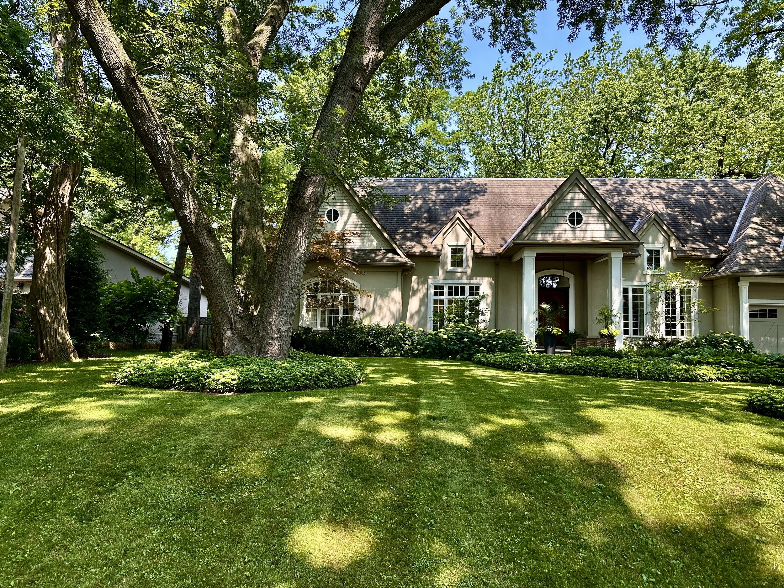 Luxury lawn maintenance, grass cutting, and lawn edging in South Oakville. Premium residential property maintenance and lawn-care throughout Oakville.