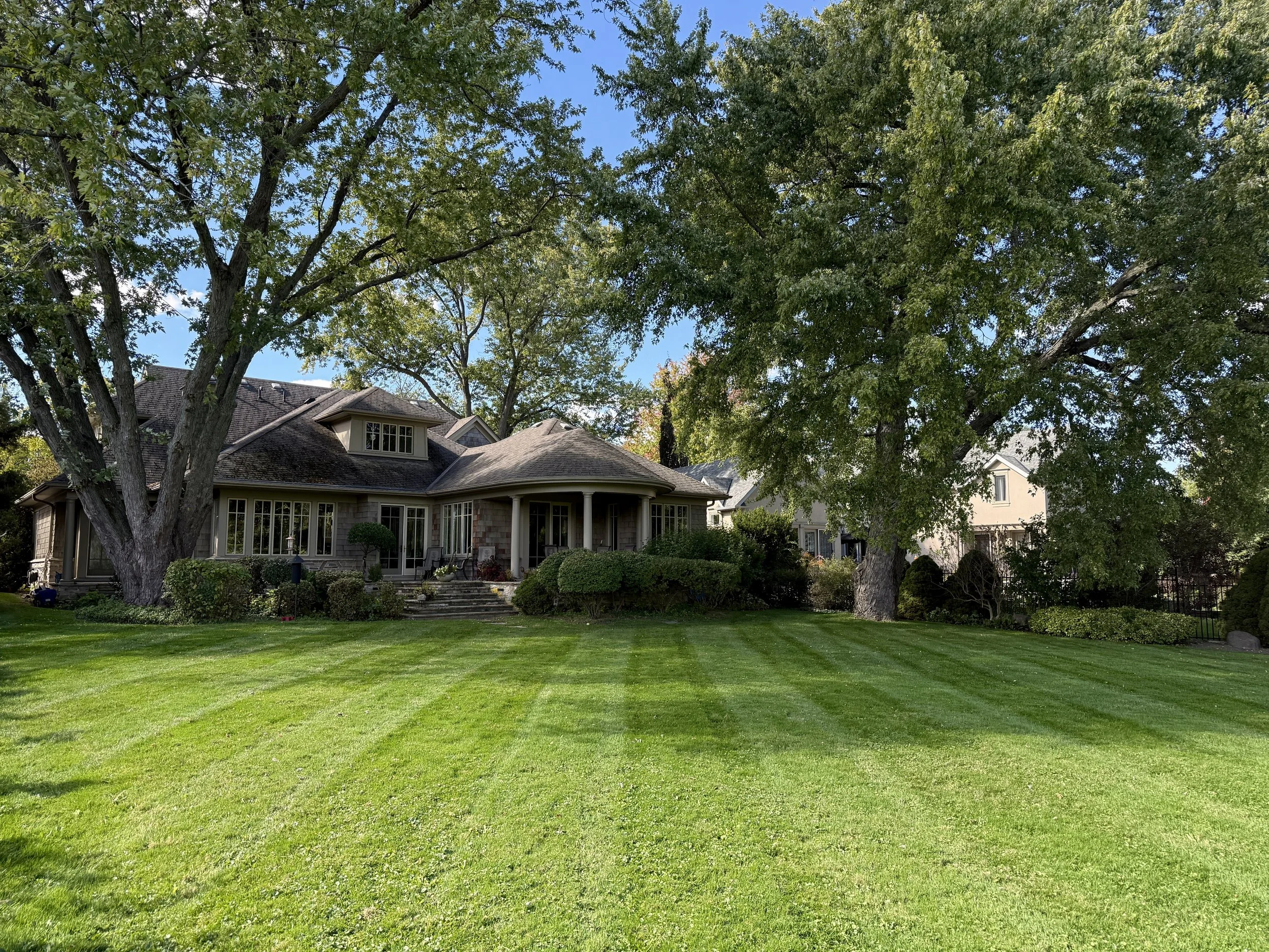 Reliable lawn maintenance, grass cutting, and lawn edging in South West Oakville. Premium residential property maintenance and lawn-care throughout Oakville.