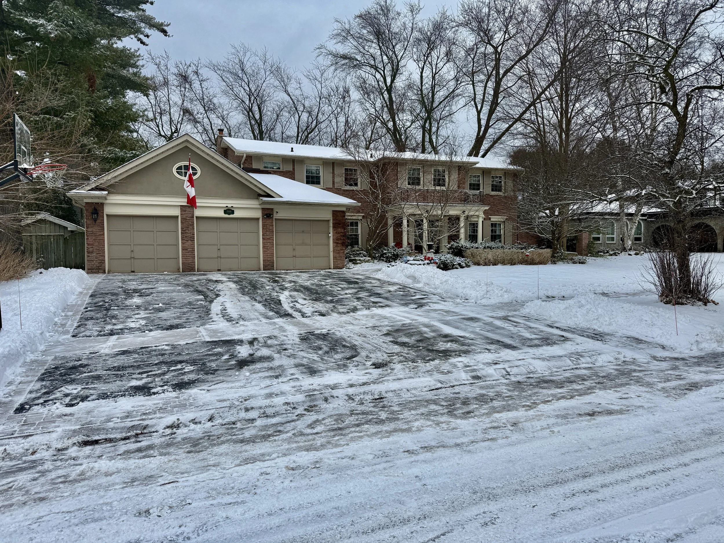 Home driveway snow removal service in Oakville with clean edges.