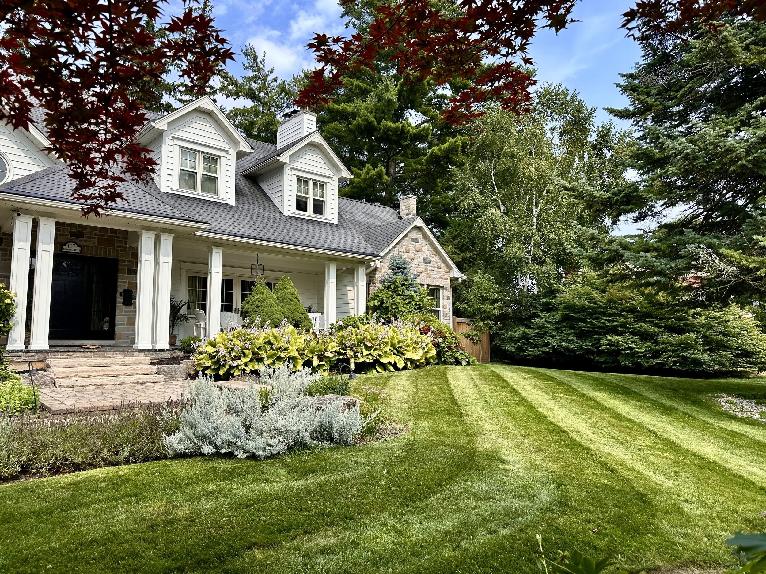 Premium lawn maintenance, grass cutting, and lawn edging in South West Oakville. Premium residential property maintenance and lawn-care throughout Oakville.