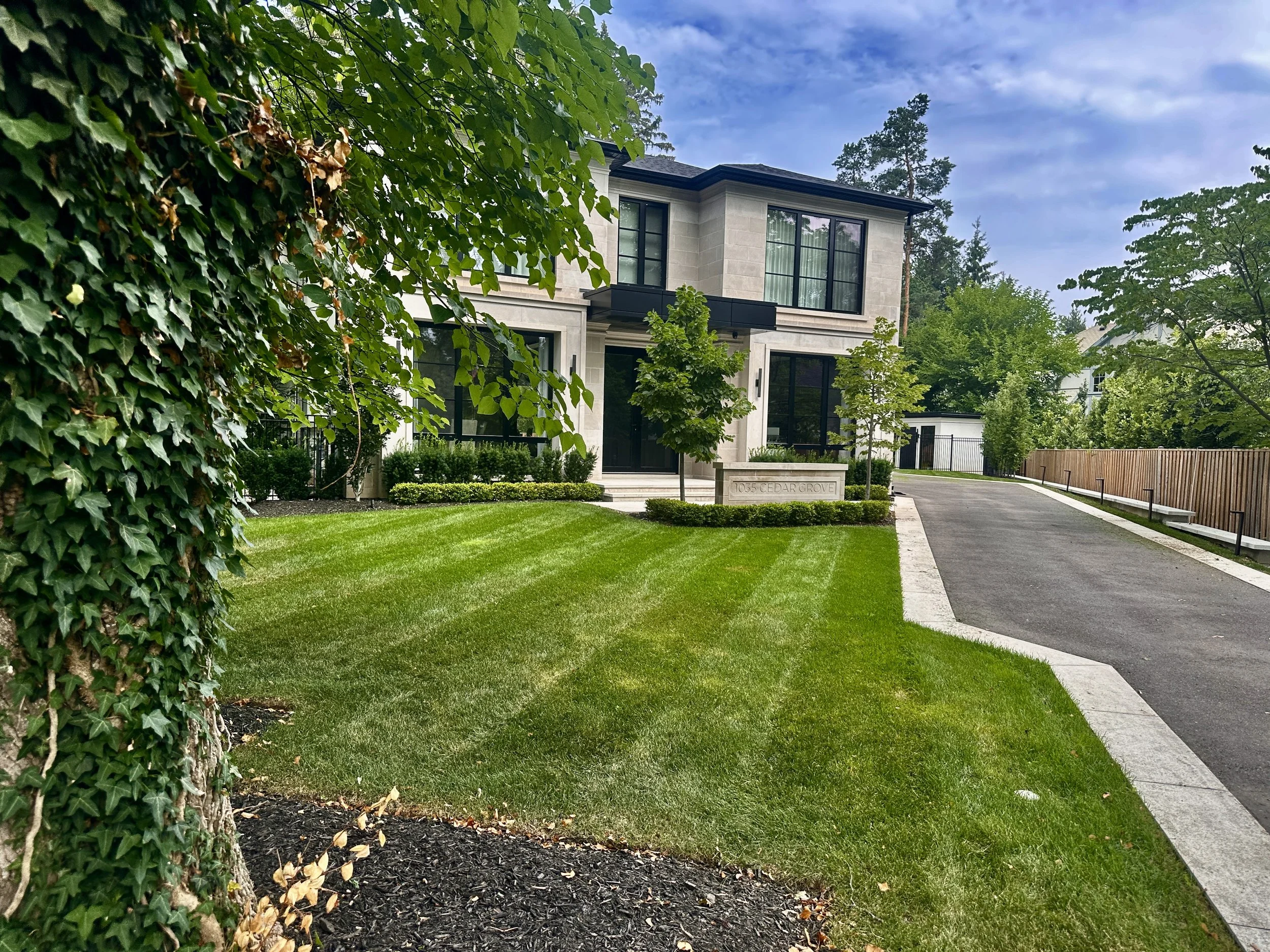 High-end lawn maintenance, grass cutting, and lawn edging in South East Oakville. Premium residential property maintenance and lawn-care throughout Oakville.