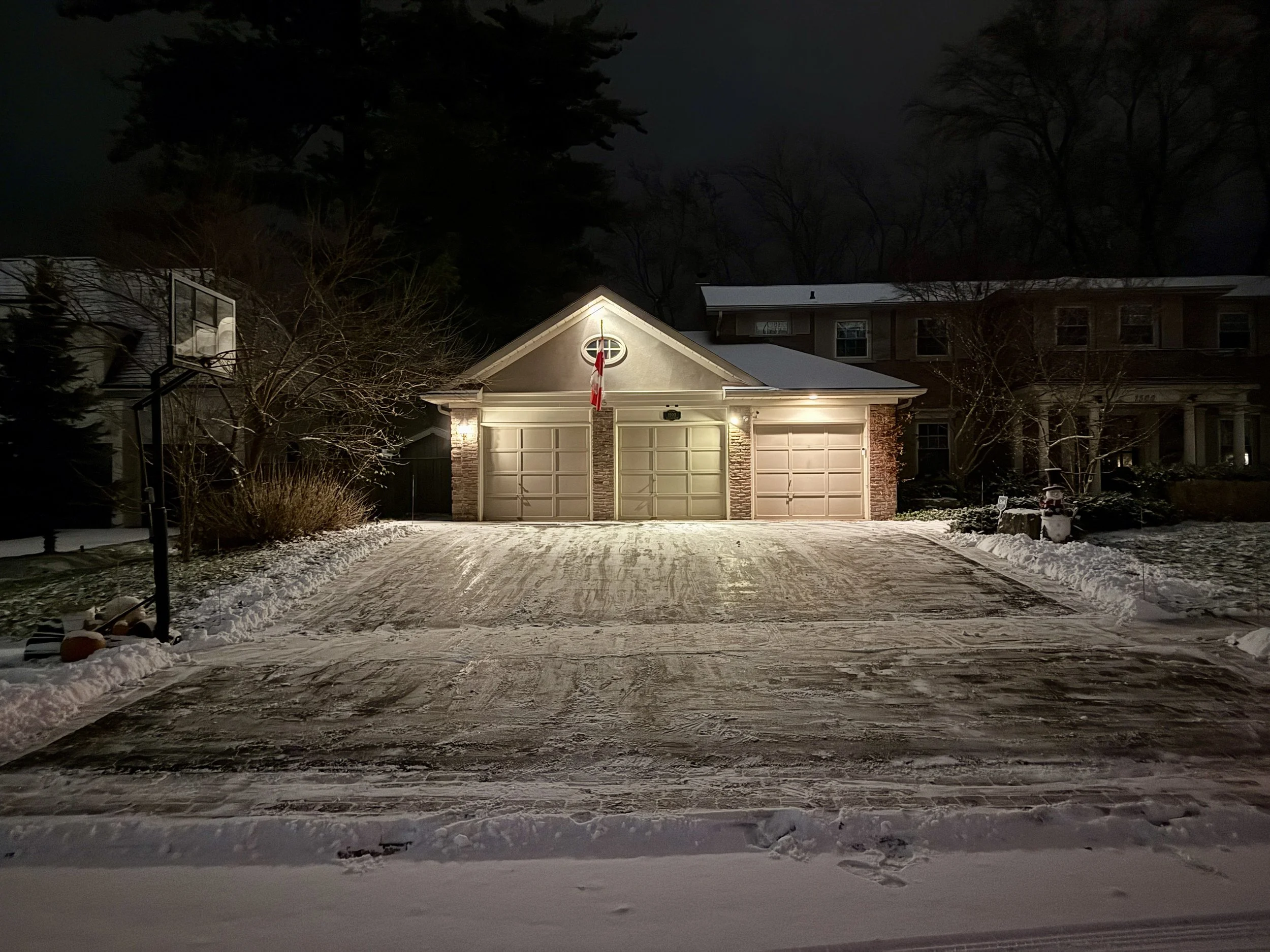 Home driveway snow removal service in Oakville with clean edges.