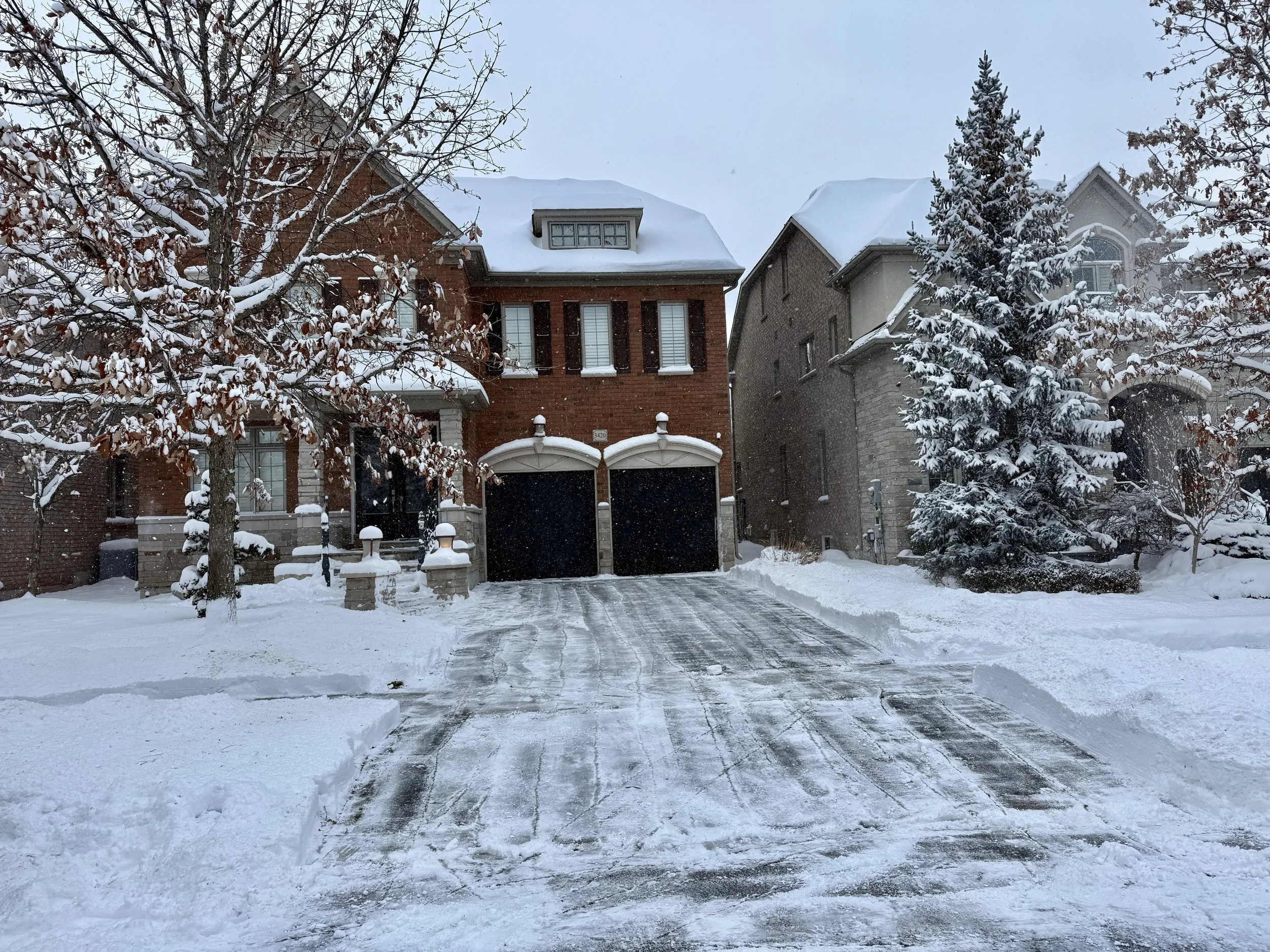 Driveway cleared in the Bronte neighbourhood of Oakville. Driveway cleared with blowers and shovels.
