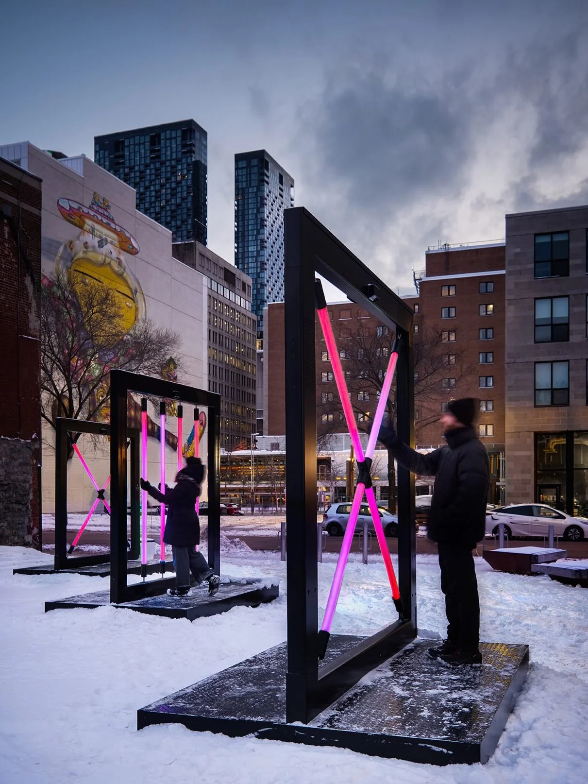 Avez-vous fait l&rsquo;exp&eacute;rience de notre installation interactive 𝘗𝘢𝘳𝘢𝘭𝘭&egrave;𝘭𝘦𝘴 @luminomtl ?

Les tubes lumineux vous permettent de faire r&eacute;agir le son, la lumi&egrave;re, la vid&eacute;oprojection et les &eacute;crans du