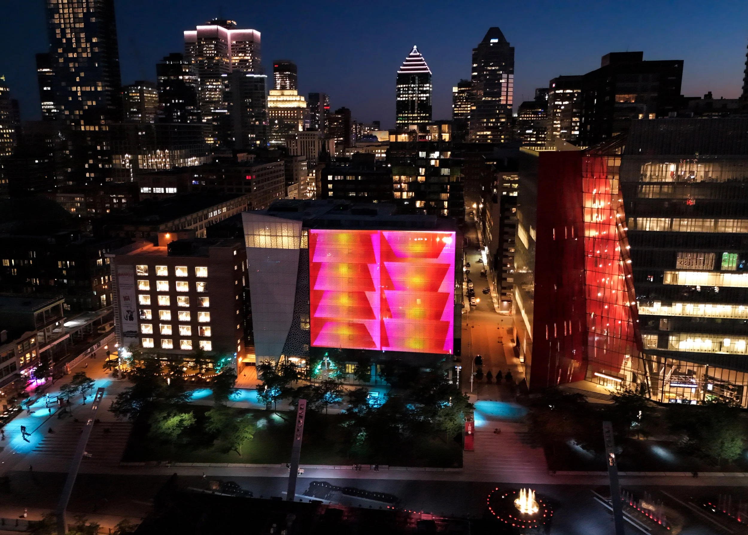 Vidéoprojection, projection mapping au Quartier des spectacles de Montréal. Visuels génératifs créés avec Touch Designer.