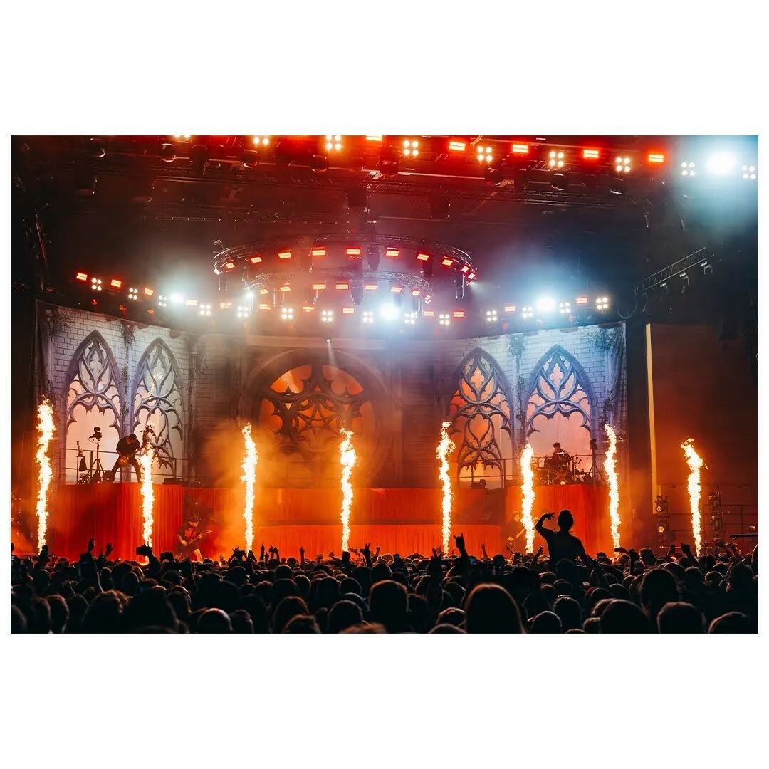 First concert of the year shooting @bringmethehorizon at the @bournemouthinternationalcentre was absolutely face melting.
&bull;
@strongislanduk 
&bull;
&bull;
&bull;
#bringmethehorizon #bmth #bmthtour2024 #bournemouth #concertphotography #gigphotogr