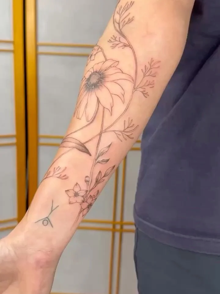 Open flowing half sleeve design for Clara! This was a combination of stenciled designs and drawing directly on the skin to get the shape right. This was truly a collaborative piece between Clara and I, and tons of fun to put down on the skin. 

#bota