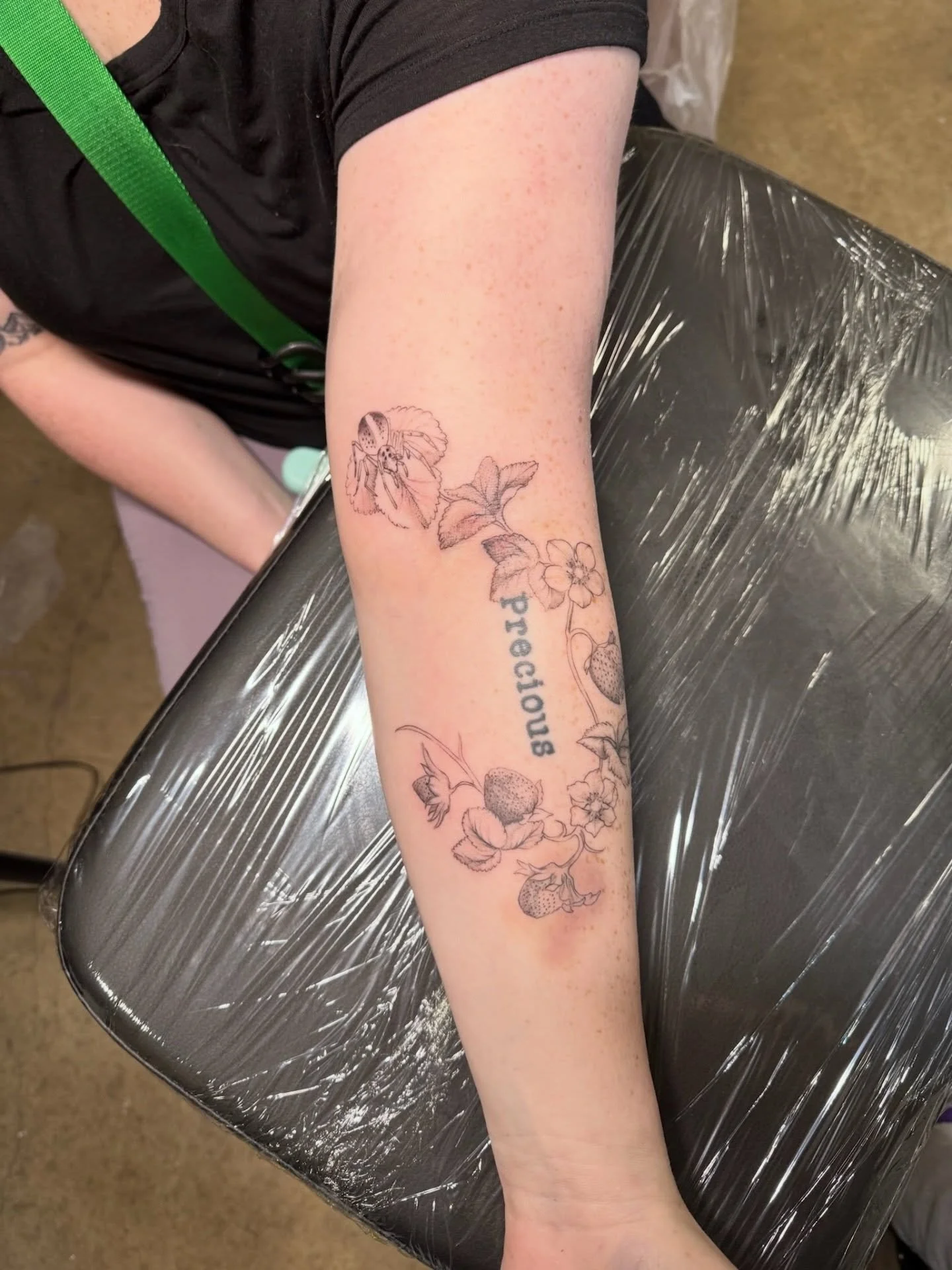 Quick and sweet little custom tattoo from the San Diego Convention! ☀️ 🌴 
Reflecting back on my first convention, there are so many experiences and connections that only feel possible given the nature of the communal environment. I learned a lot and