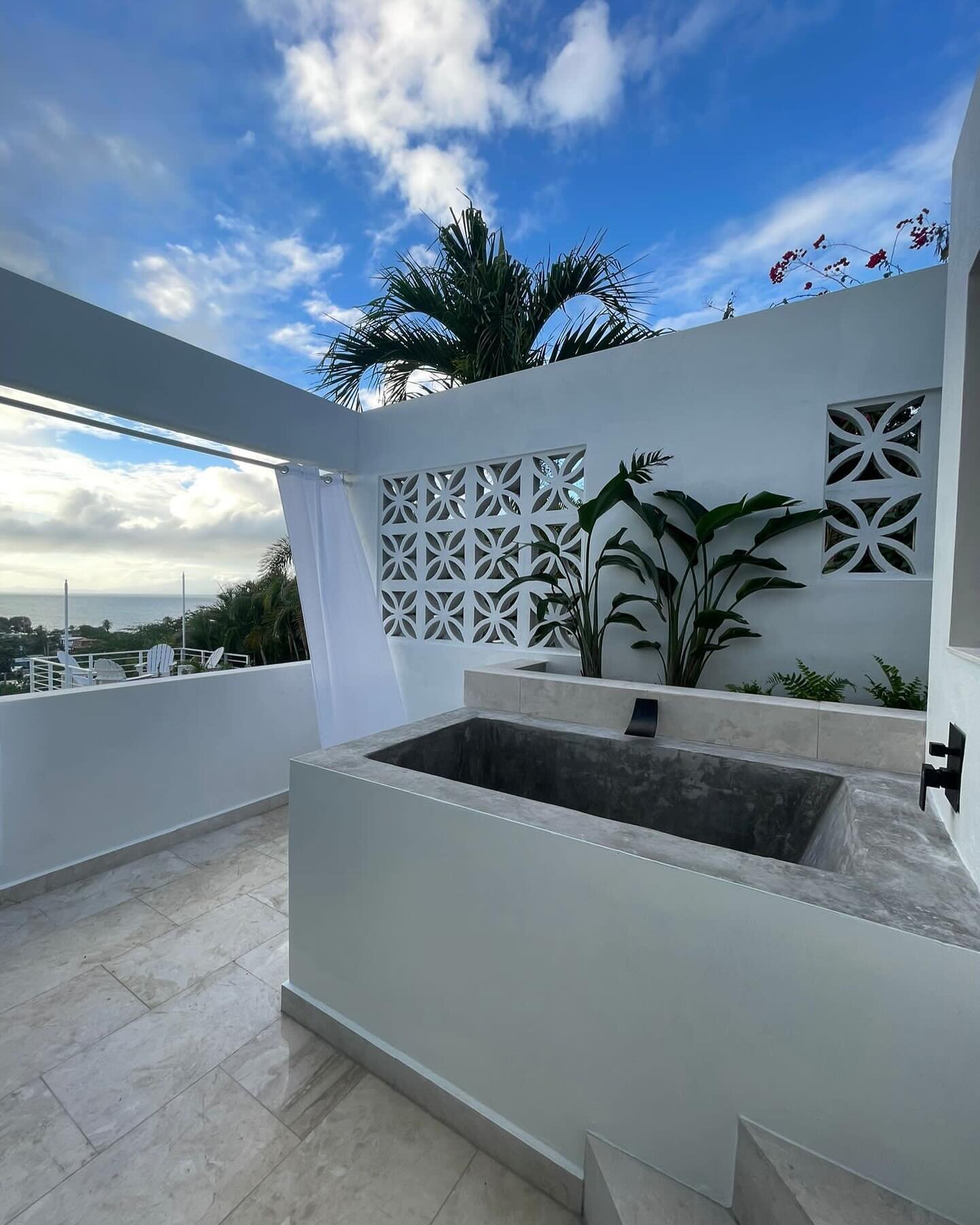 Did I forget to show you the tub? Soak and soak in the view. It&rsquo;s a great place to chill.
