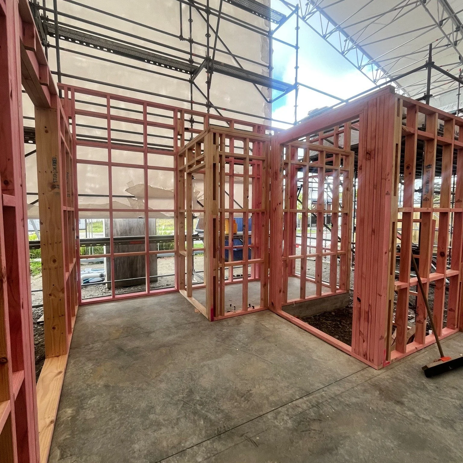 Massive shoutout to the lads at @scafitltd 👊
They’ve done a mint job getting the encapsulation up on site  so we can stand our first-floor frames.
This setup means no weather delays, no downtime, and the build stays right on schedule, clean w