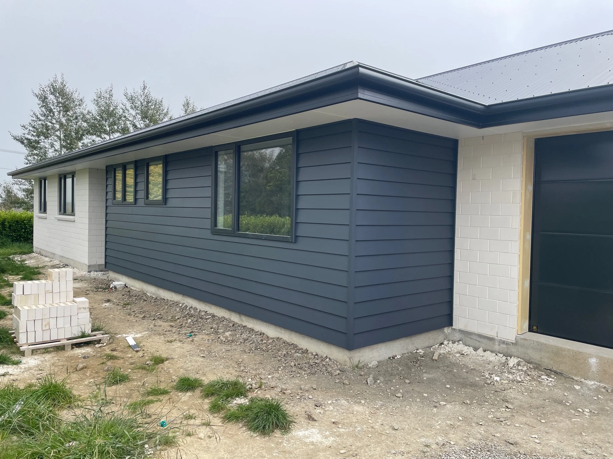 Bowen  Project looking sharp 🔥

Exterior painting is close to being completed in the stunning &ldquo;The Remarkables&rdquo; by @duluxnz  such a clean, modern finish 
Paired with:
Metalcraft Roofing  in Windsor Grey
Grand Blanco brick (Euro  Range) w