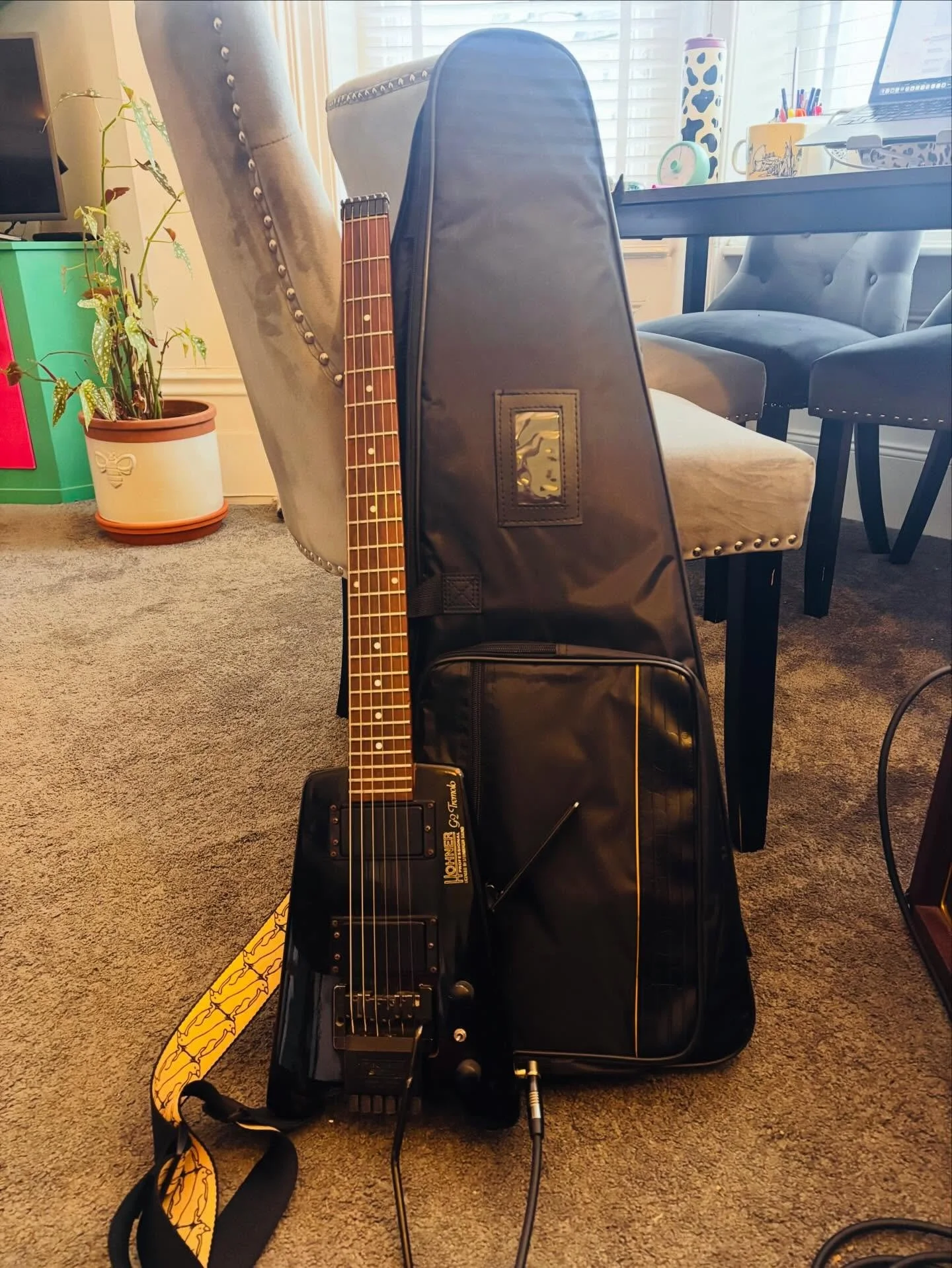 I picked up this little beauty, a slightly battered #hohner #steinbergerguitars G2 a few weeks ago. This was a steer from @audioracketcom to get something I could take with me to hotels to practise and write with. 

The sound!!! This thing is dreamy!