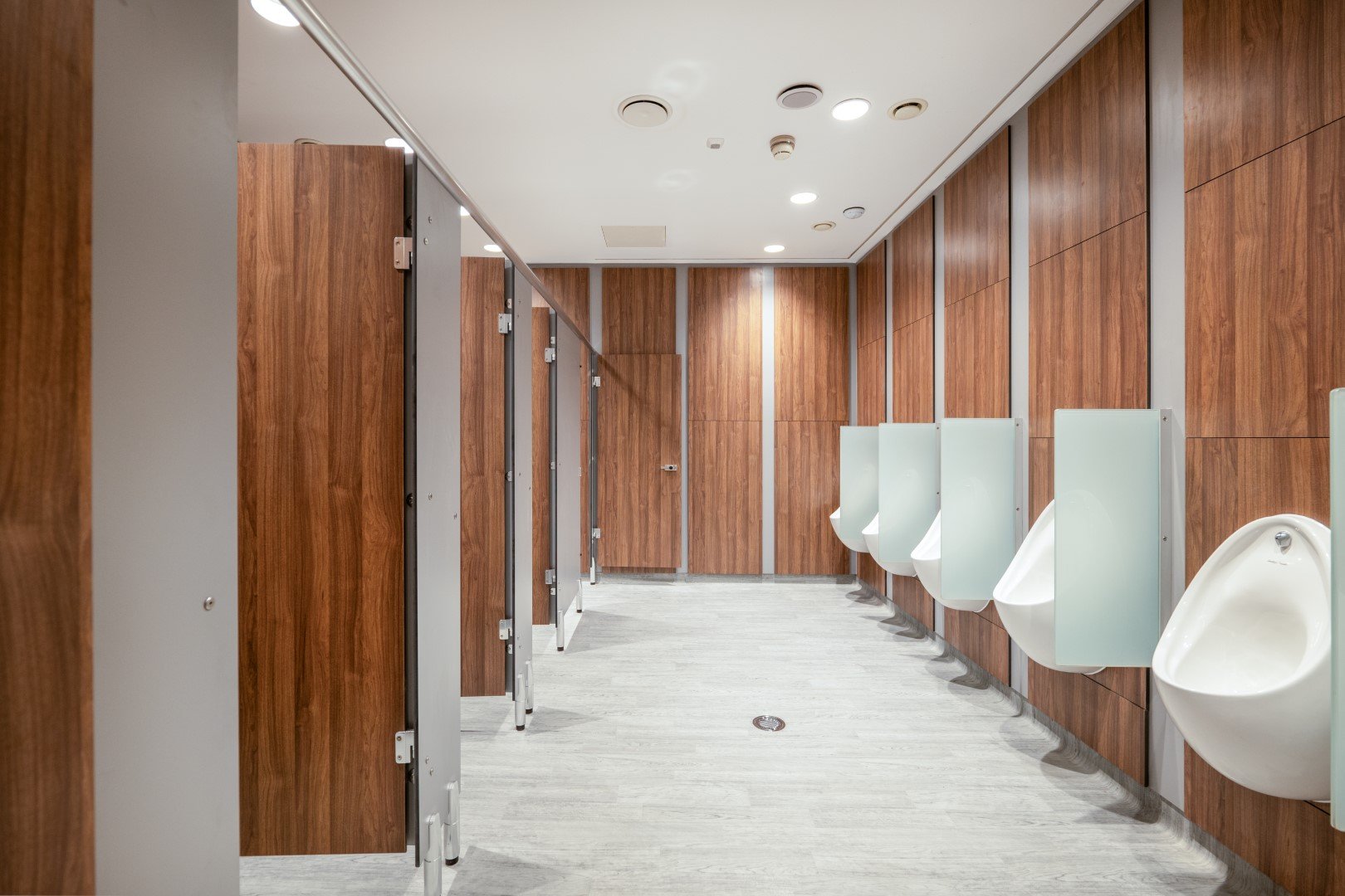  cubicles and urinals in a commercial washroom 