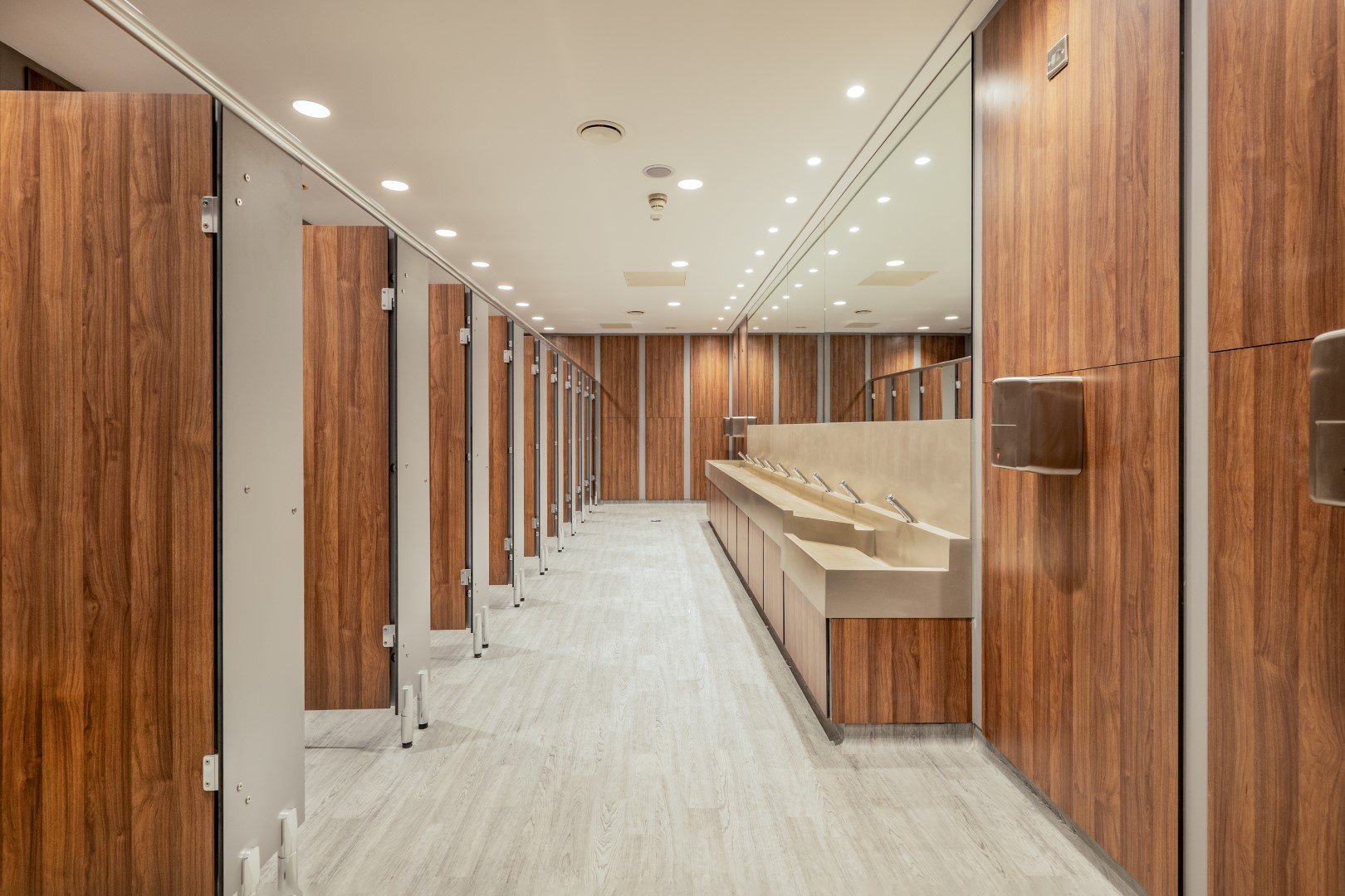  cubicles and hand wash area in a commercial washroom 