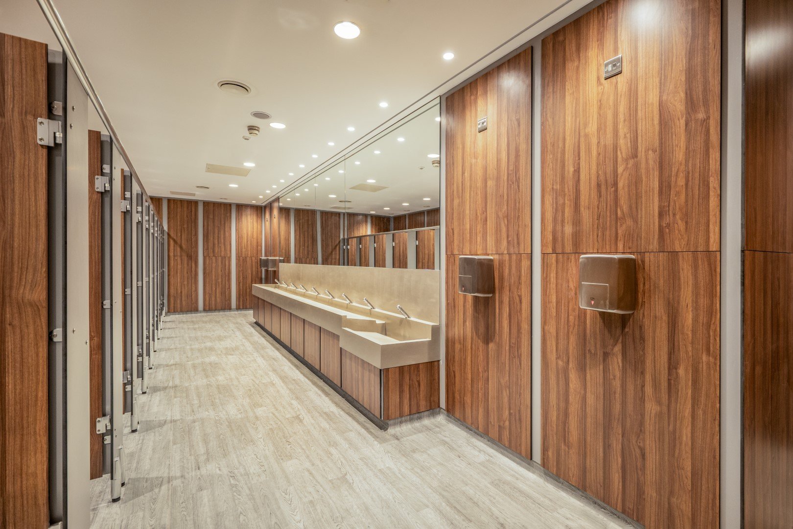  cubicles and hand wash area in a commercial washroom 