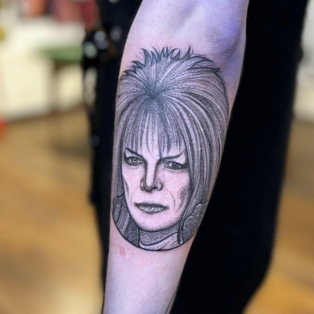 By @sammyleightattoo DM or email Sammy! Link in her bio 💁🏼&zwj;♀️ #bowie #jareth #goblinking