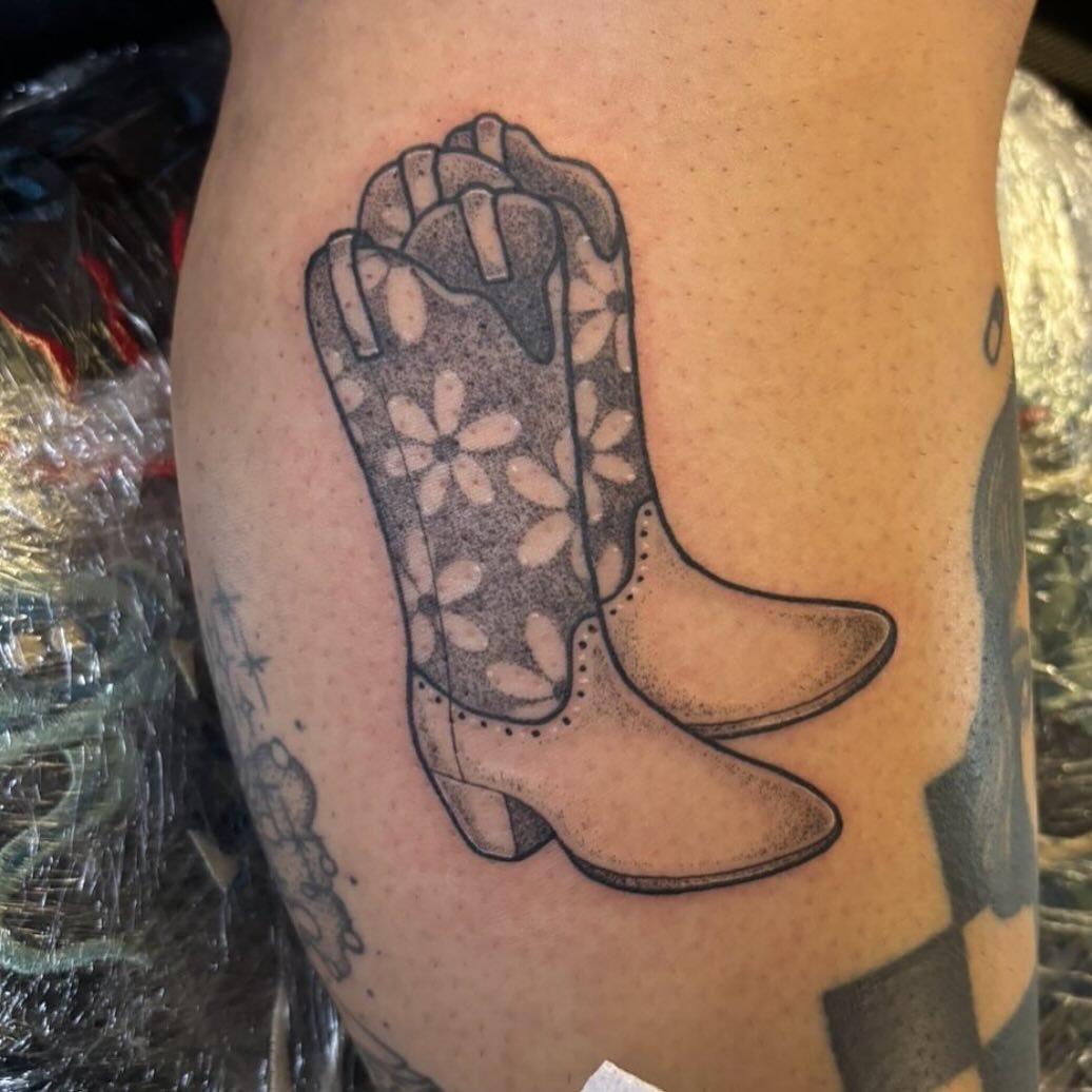 By @sammyleightattoo DM or email Sammy! Link in her bio #cowgirl