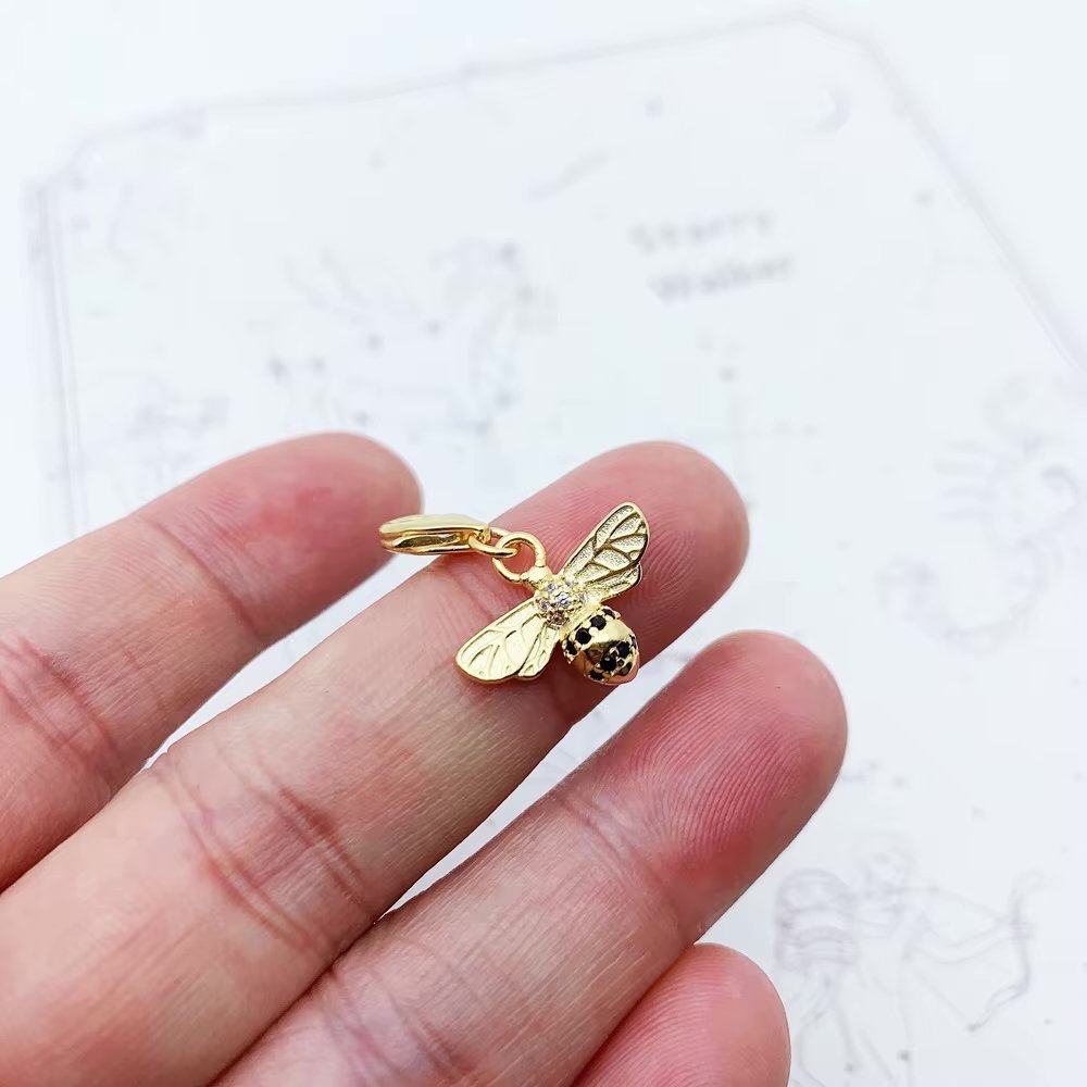 blossom Bee pendant .jpeg