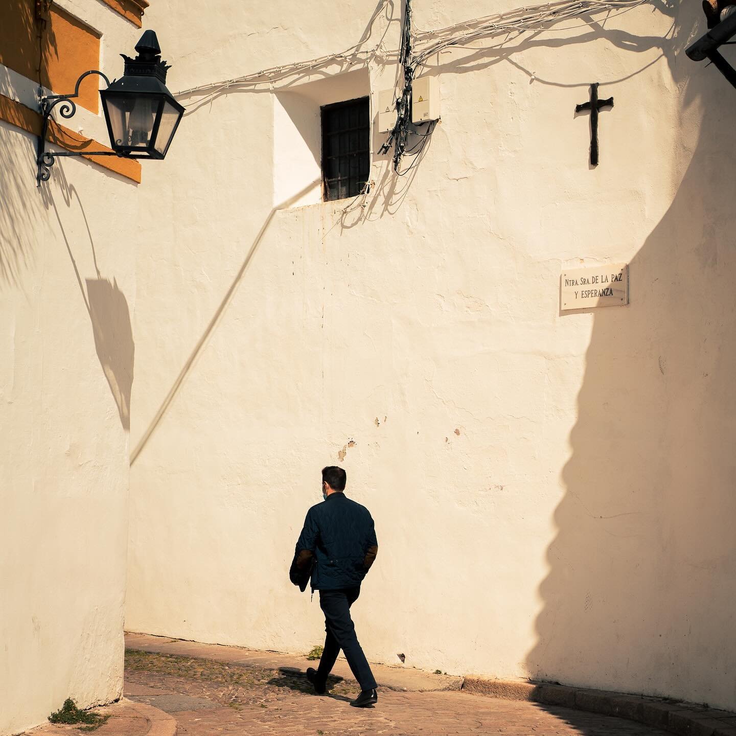 .
Walkers by Alfredo Figaredo @fredoneto 
.
.

#wetrainphotographers
#weteachphotography 
#ourkindofvisuallanguage 
#wearevisuallanguage 

@rmtf 
@longdistancephotoexpeditions 
@robertomataphoto
@wearedoublepage