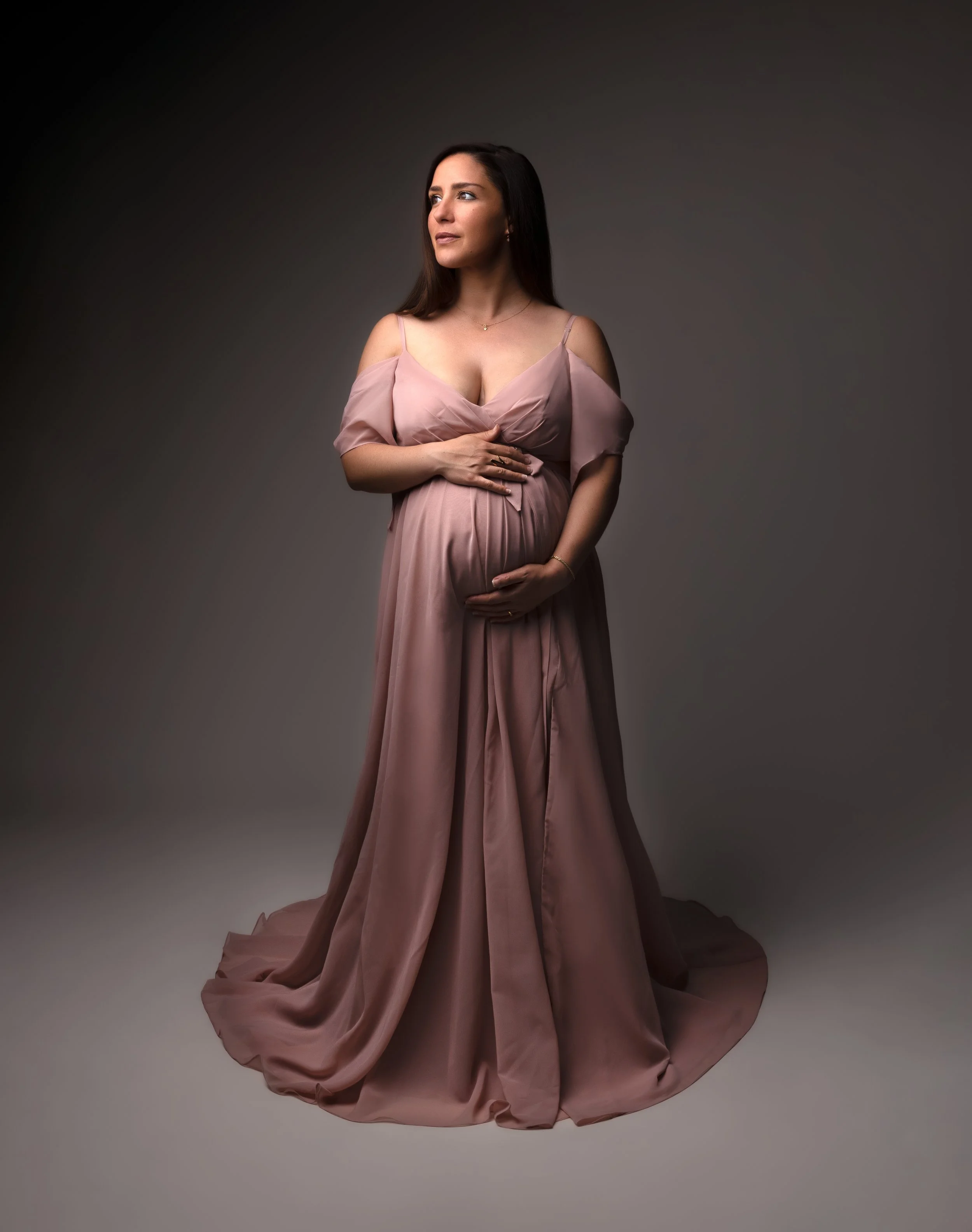 Séance grossesse en studio à Brézins, proche de Grenoble et Voiron, images douces et naturelles pour garder ces souvenirs précieux.