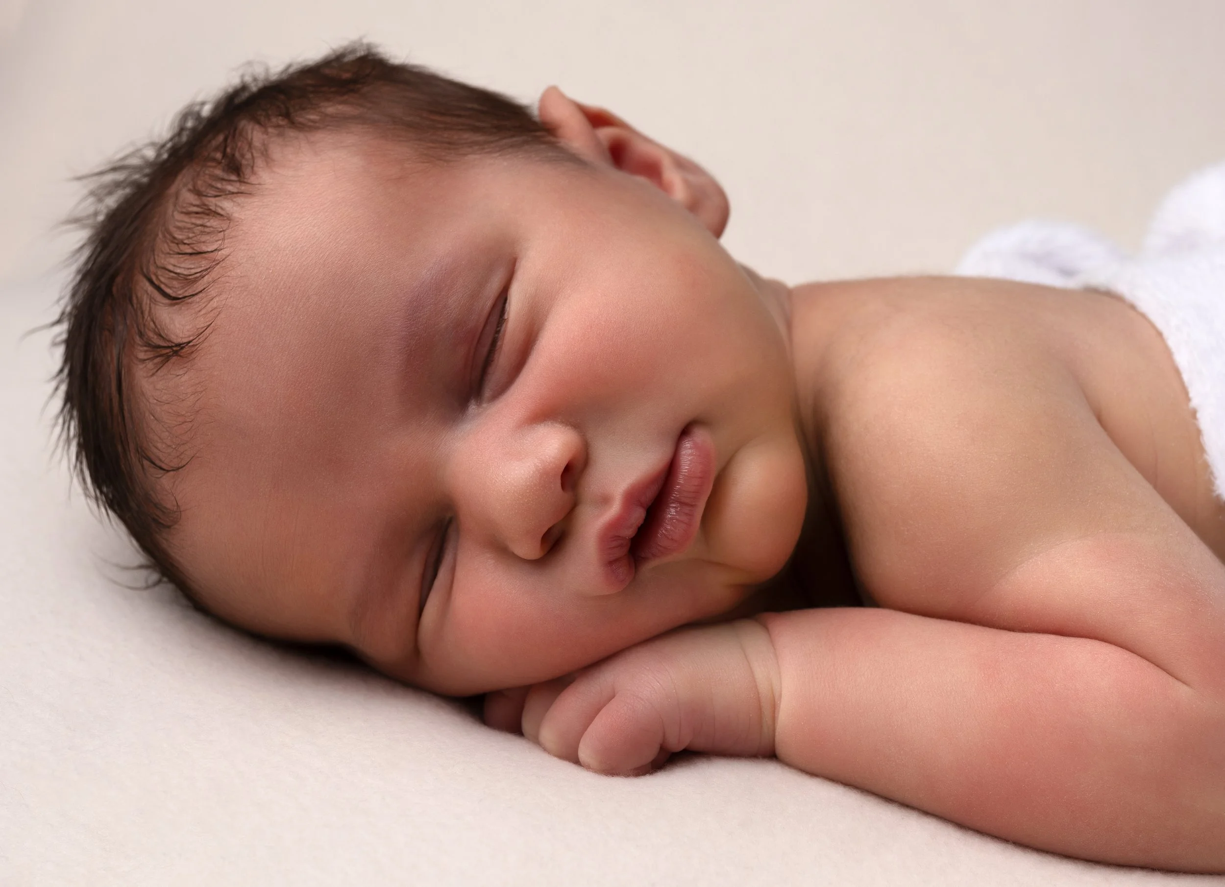 Séance photo nouveau-né à Brézins, en Isère, proche Voiron et Grenoble.