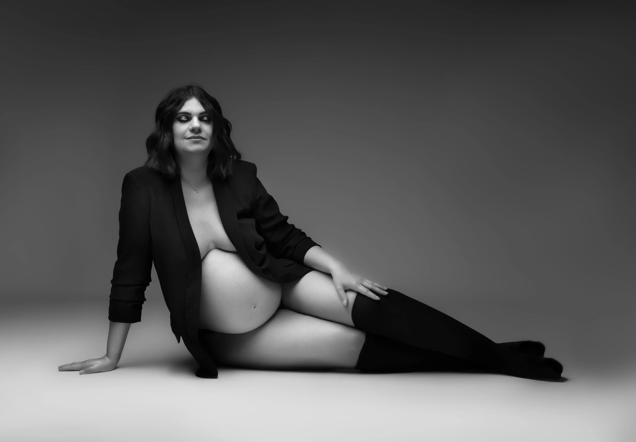 Photographe grossesse à Brézins, proche de Grenoble et Voiron, portraits élégants et intemporels.