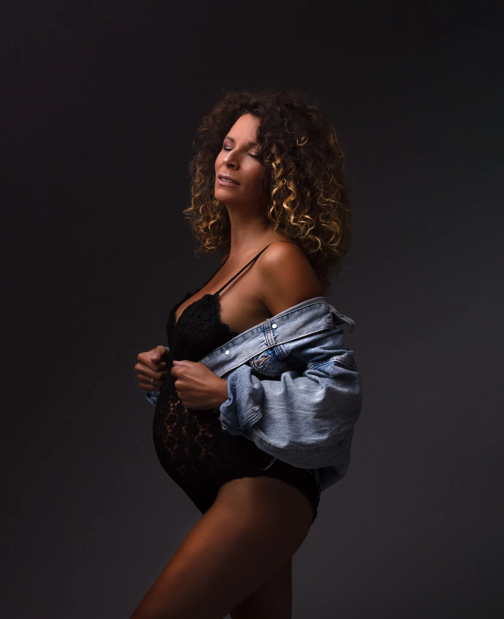 Séance maternité en studio à Brézins, proche de Grenoble et Voiron, style lumineux et épuré pour immortaliser ce moment unique.