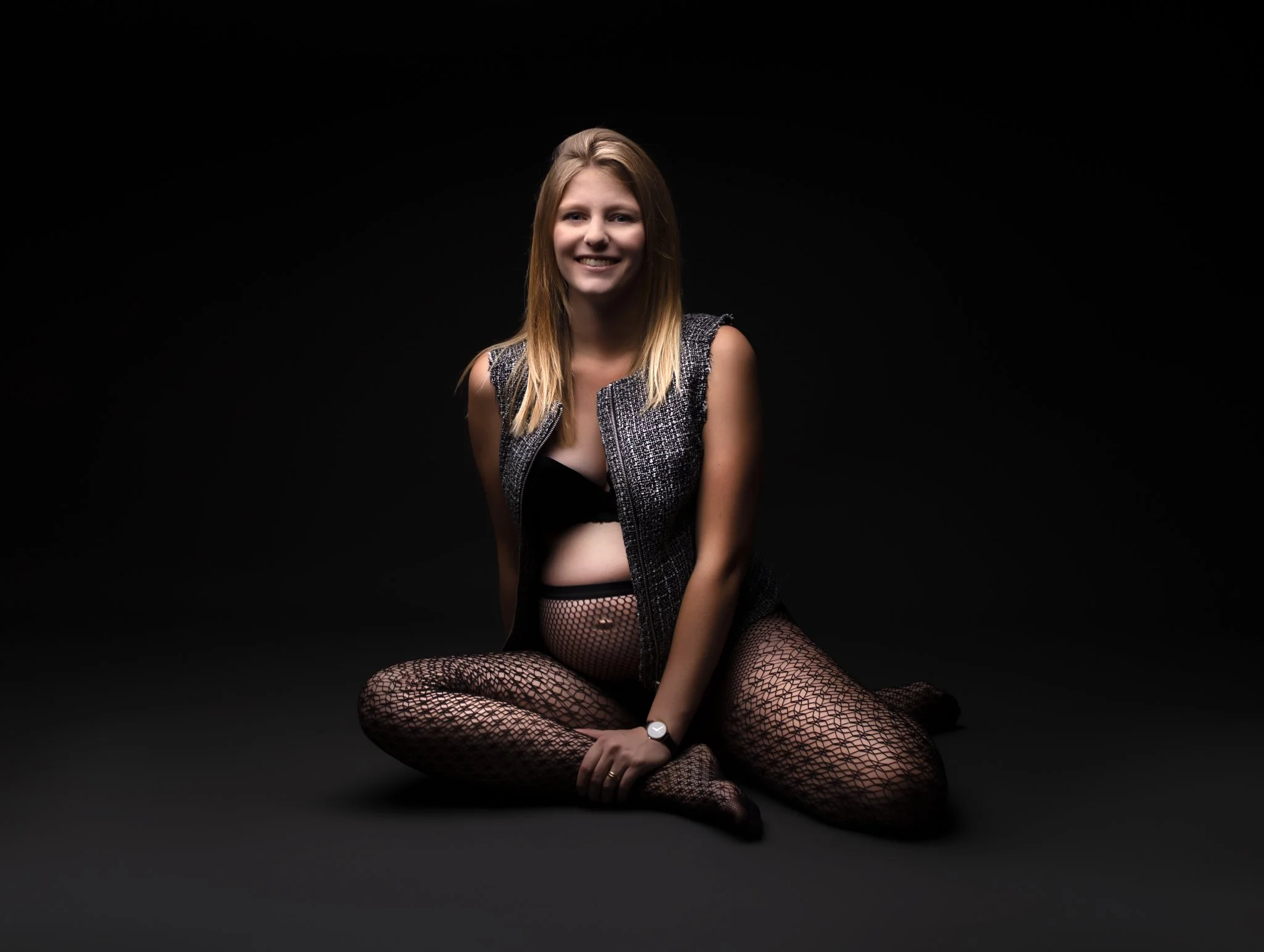 Séance photo grossesse en studio à Brézins, proche de Grenoble et Voiron, future maman capturée dans un style élégant et intemporel.
