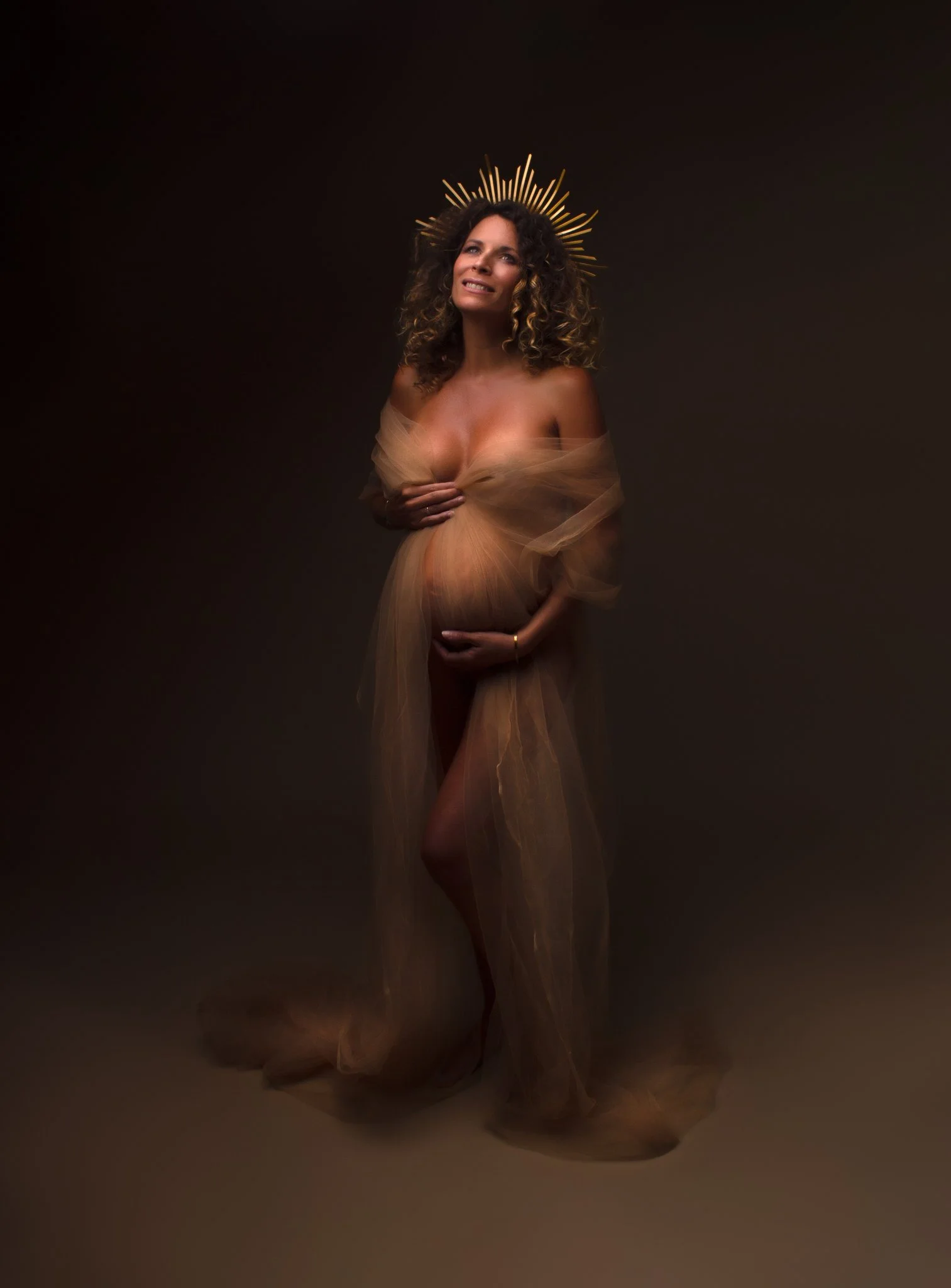 Séance maternité en studio à Brézins, proche de Grenoble et Voiron, style lumineux et épuré pour immortaliser ce moment unique.