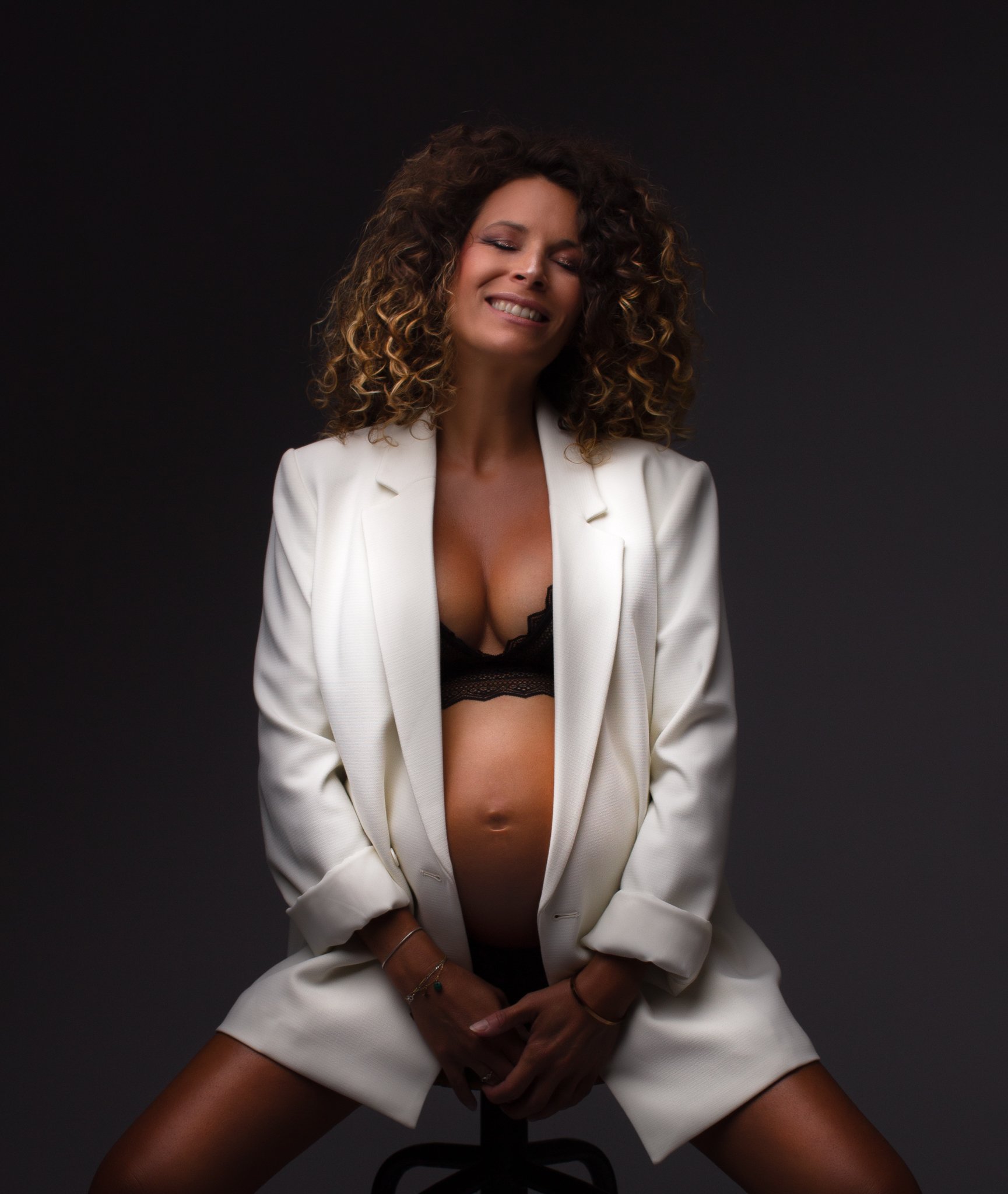 Séance photo grossesse en studio à Brézins, proche de Grenoble et Voiron, future maman capturée dans un style élégant et intemporel.