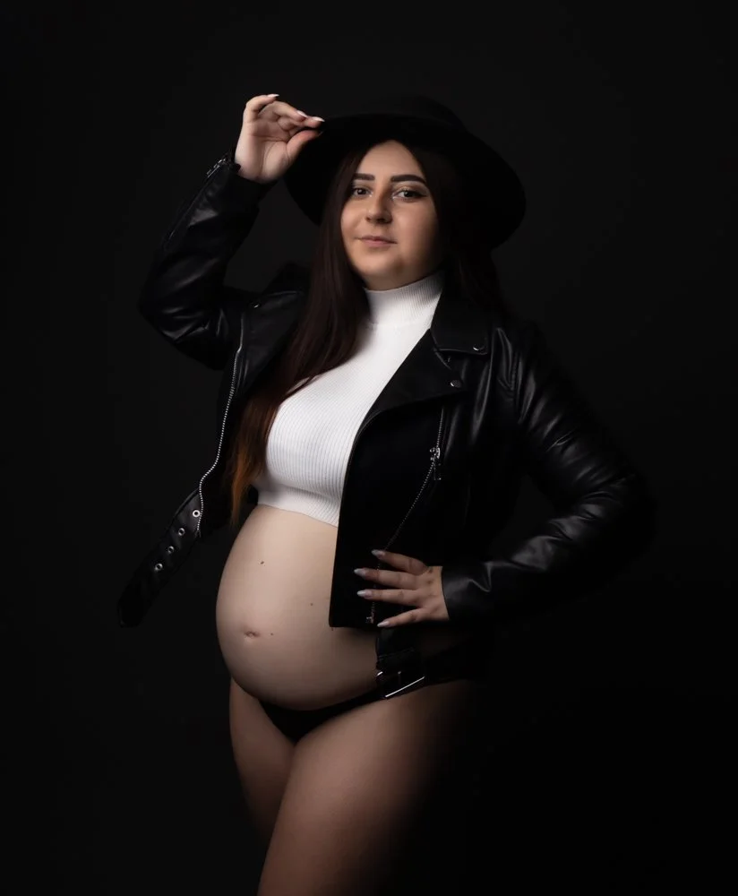 Séance photo grossesse en studio à Brézins, proche de Grenoble et Voiron, future maman capturée dans un style élégant et intemporel.
