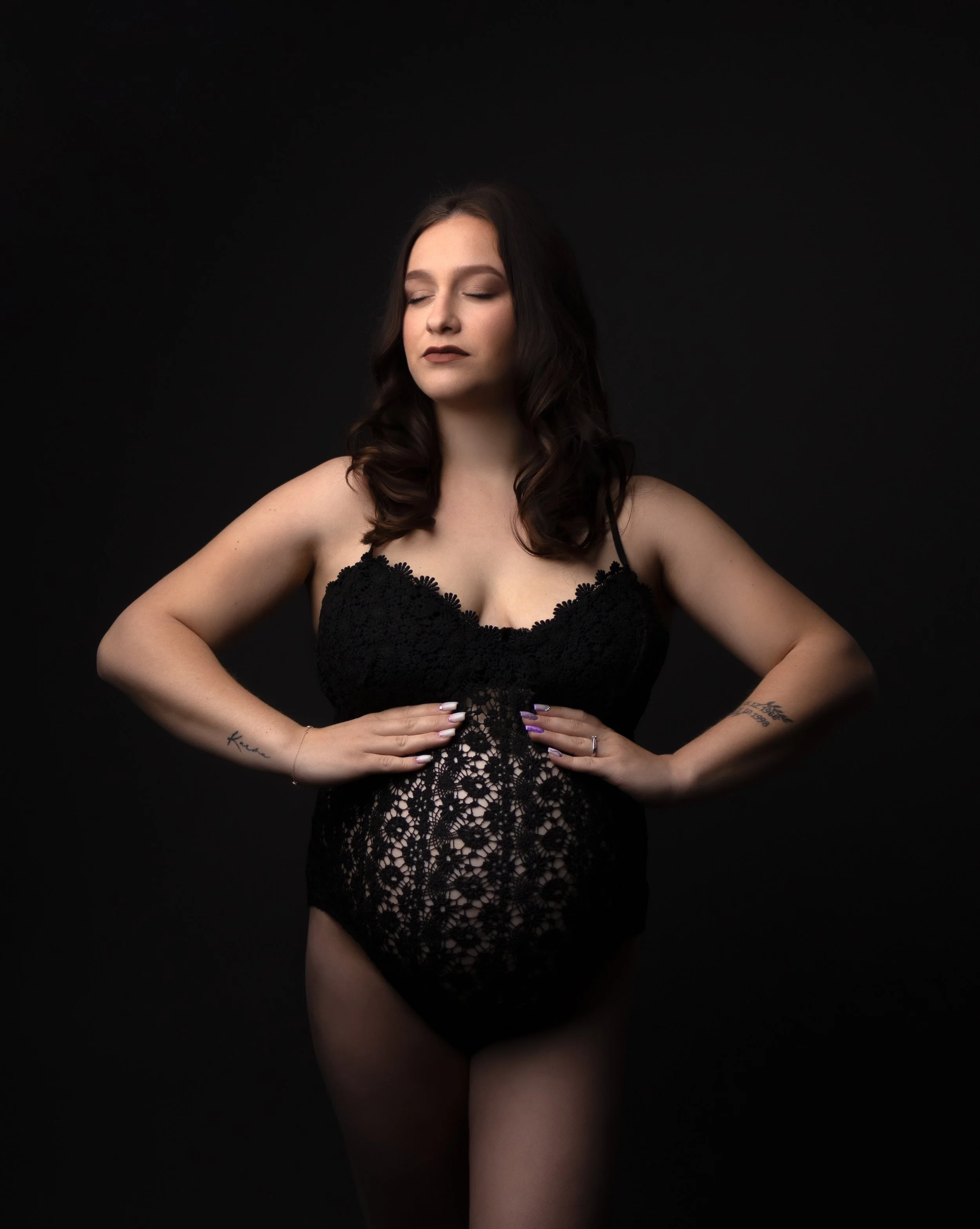 Portraits de maternité en studio à Brézins, proche de Grenoble et Voiron, style doux, épuré et intemporel.