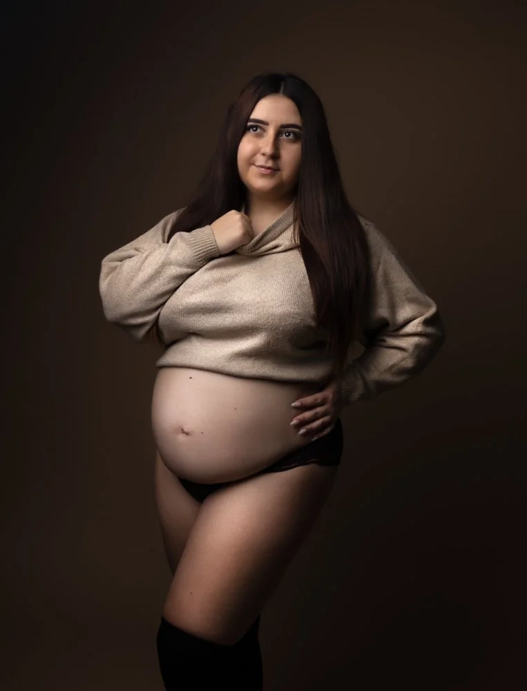 Portraits de maternité en studio à Brézins, proche de Grenoble et Voiron, style doux, épuré et intemporel.