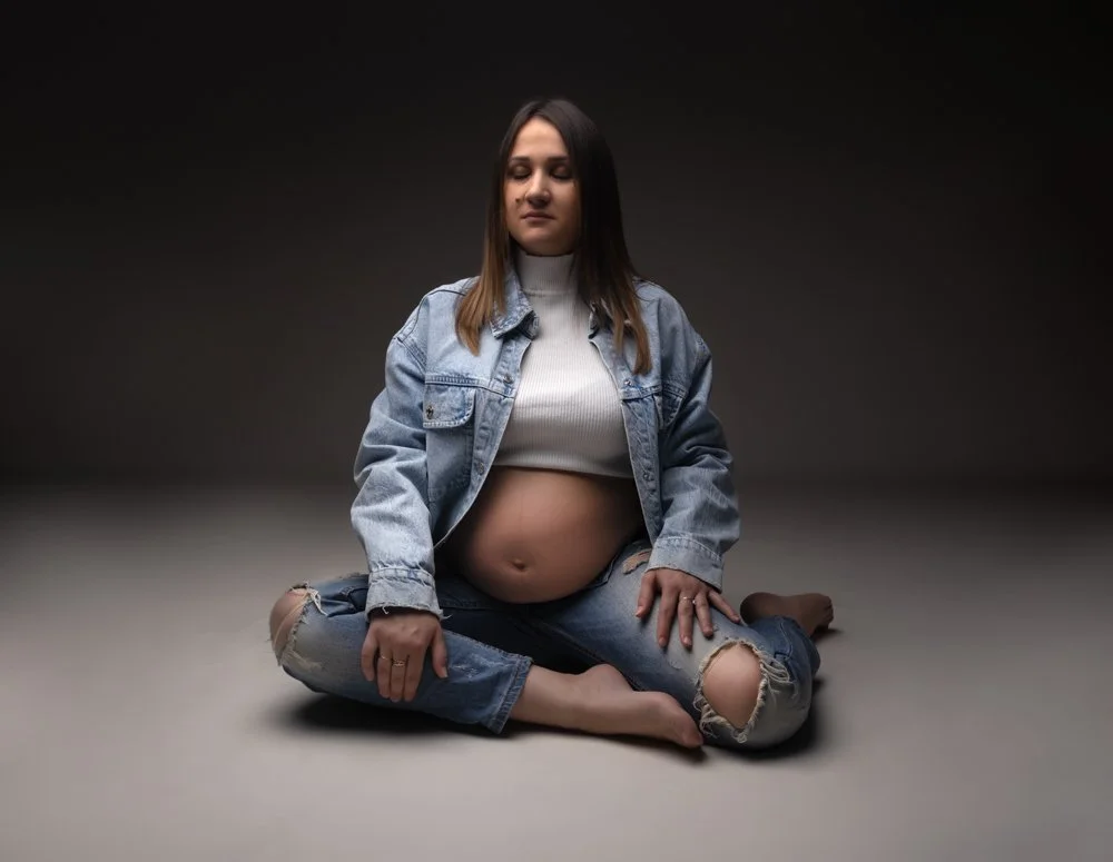 Portraits de maternité en studio à Brézins, proche de Grenoble et Voiron, style doux, épuré et intemporel.