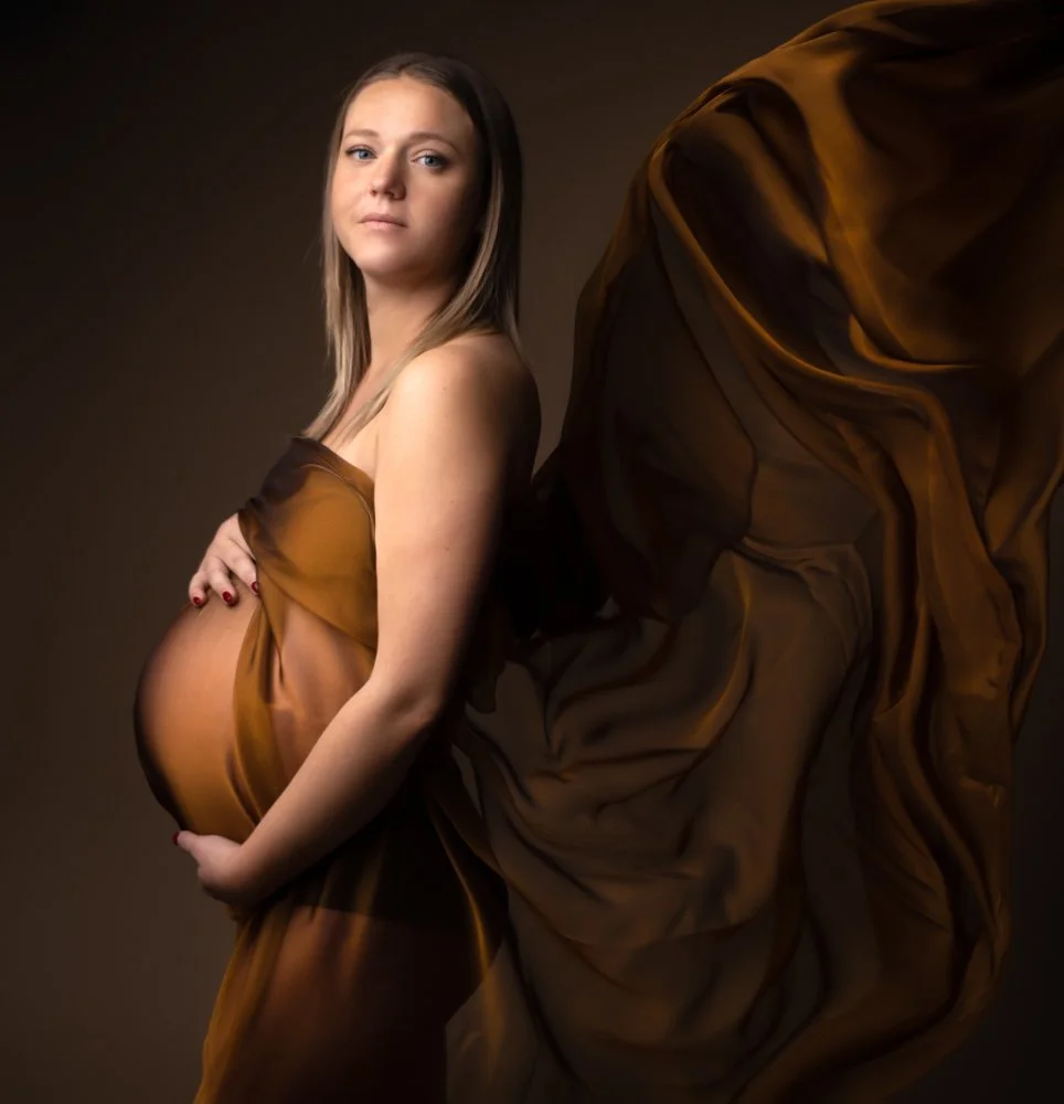 Portraits de maternité en studio à Brézins, proche de Grenoble et Voiron, style doux, épuré et intemporel.
