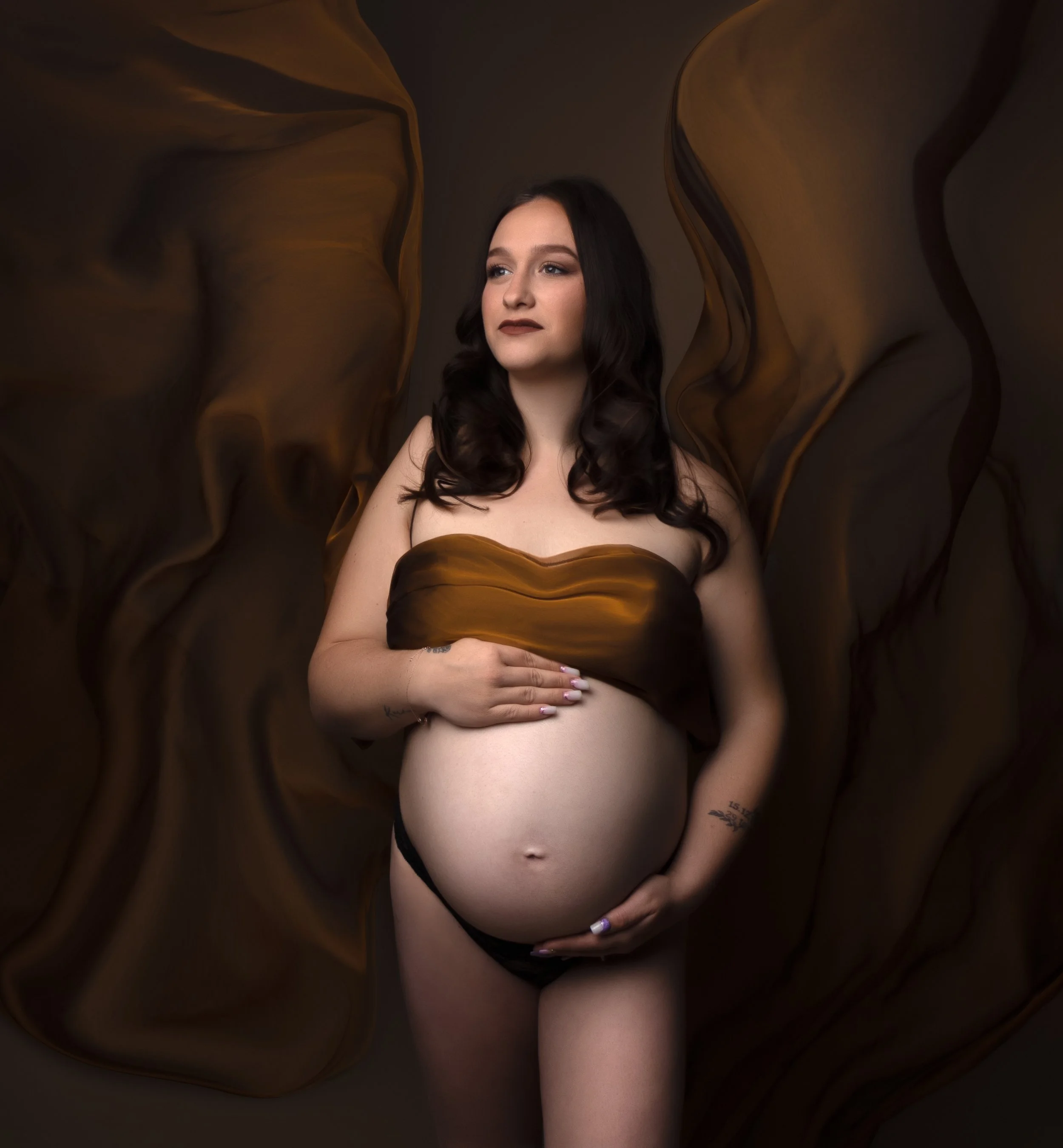 Séance photo grossesse en studio à Brézins, proche de Grenoble et Voiron, future maman capturée dans un style élégant et intemporel.
