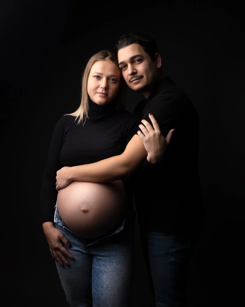 Portraits de maternité en studio à Brézins, proche de Grenoble et Voiron, style doux, épuré et intemporel.