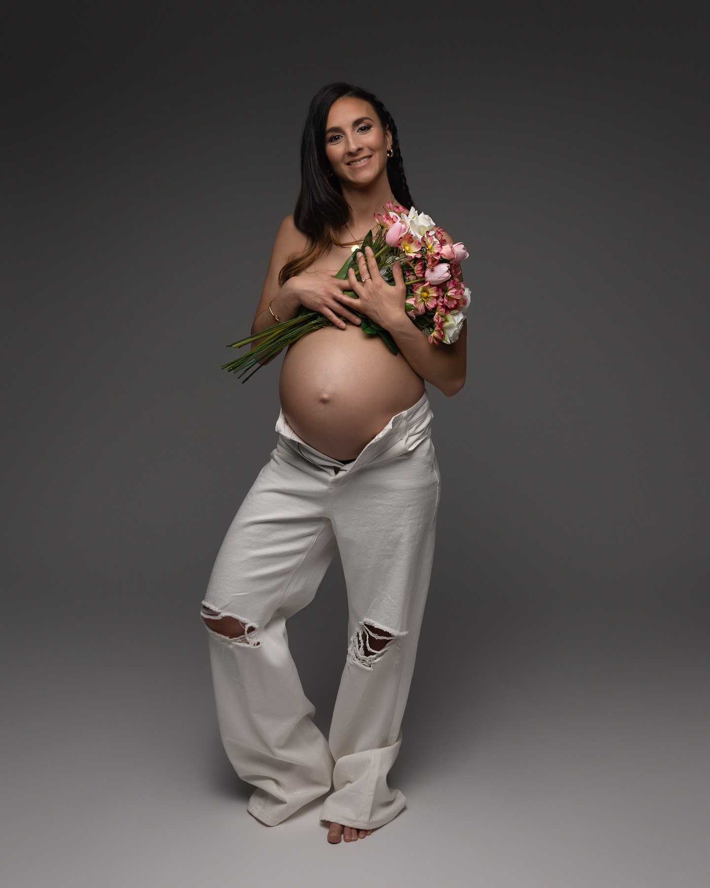 Chaque fois que je photographie une future maman, je ressens cette m&ecirc;me &eacute;motion. Capturer la douceur, la force, immortaliser cette p&eacute;riode si pr&eacute;cieuse 
 
&Agrave; travers mon objectif, je raconte votre histoire. Une histoi