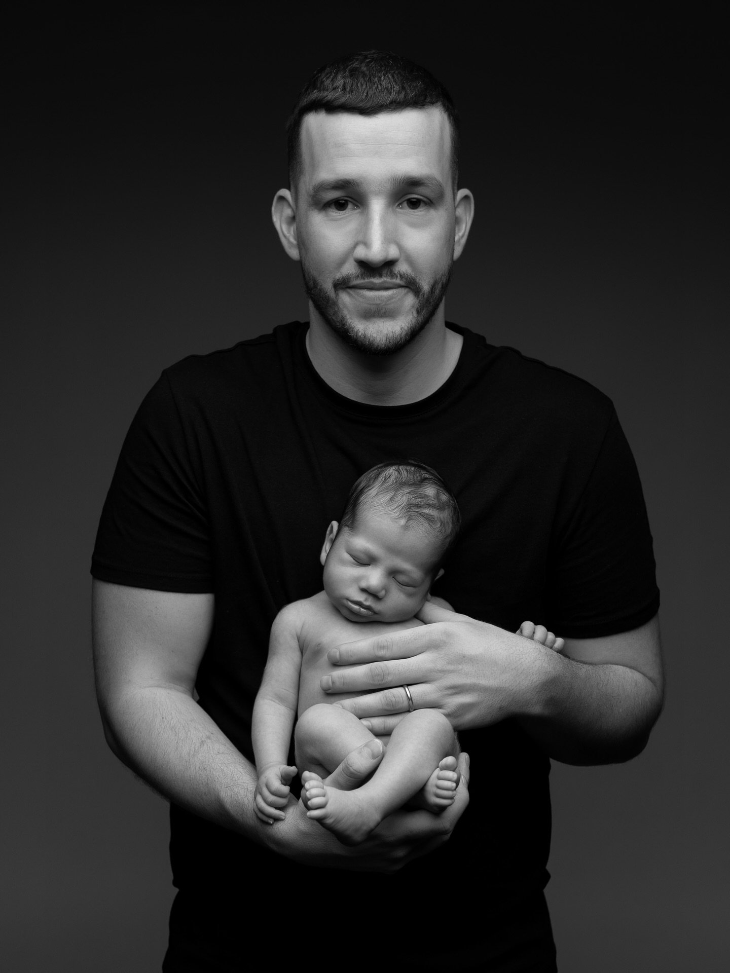 Ce que j&rsquo;aime dans les s&eacute;ances photo nouveau-n&eacute;, c&rsquo;est la tendresse, la simplicit&eacute;&hellip; ces moments si doux, si vrais. C&rsquo;est un privil&egrave;ge de pouvoir les capturer pour vous 🤍