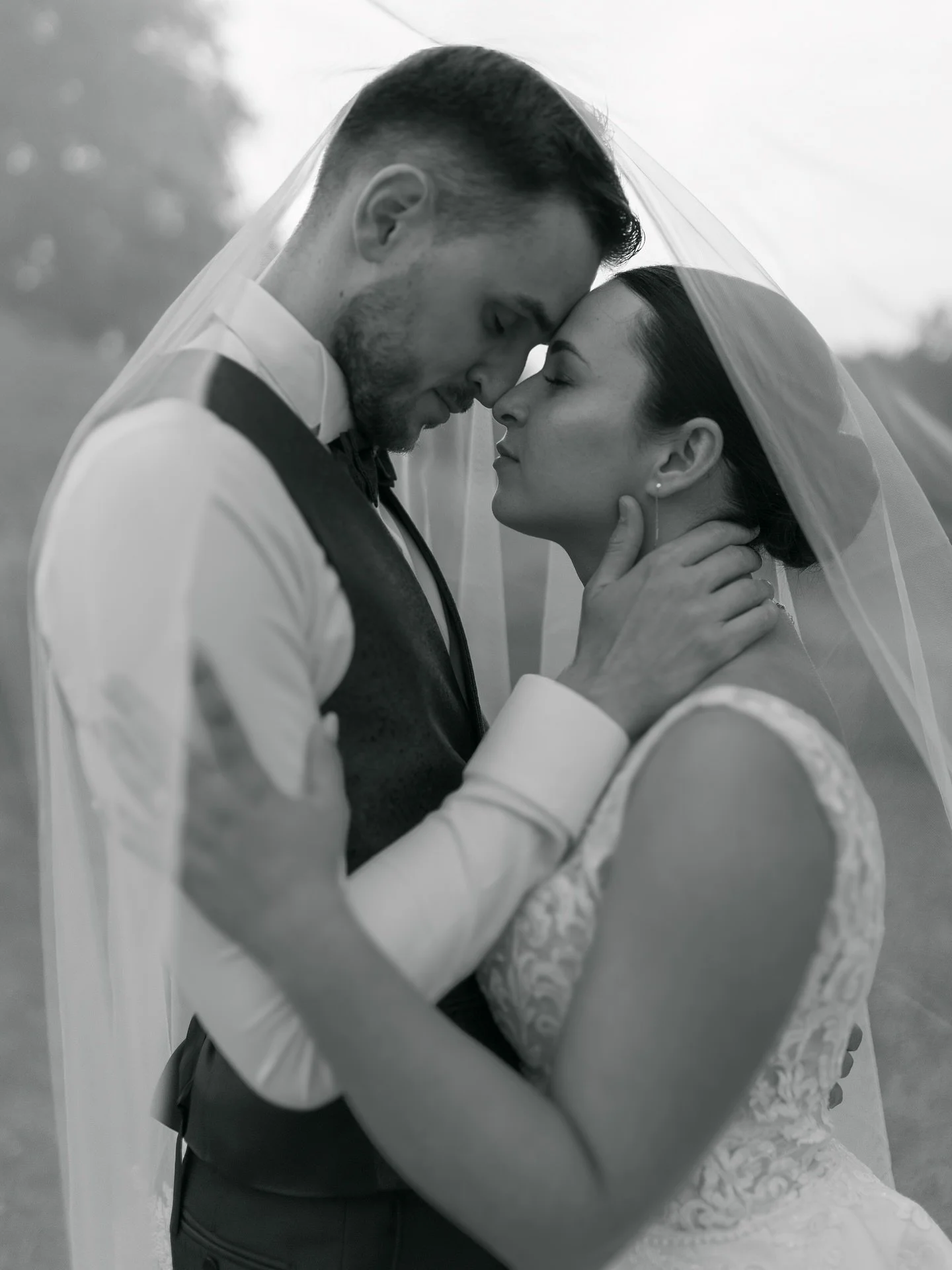 Un couple que j&rsquo;ai ador&eacute; photographier.
Merci &agrave; vous deux d&rsquo;avoir ressorti vos tenues, et d&rsquo;avoir accept&eacute; de revivre, le temps d&rsquo;une s&eacute;ance, ce moment si symbolique o&ugrave; vous vous &eacute;tiez 