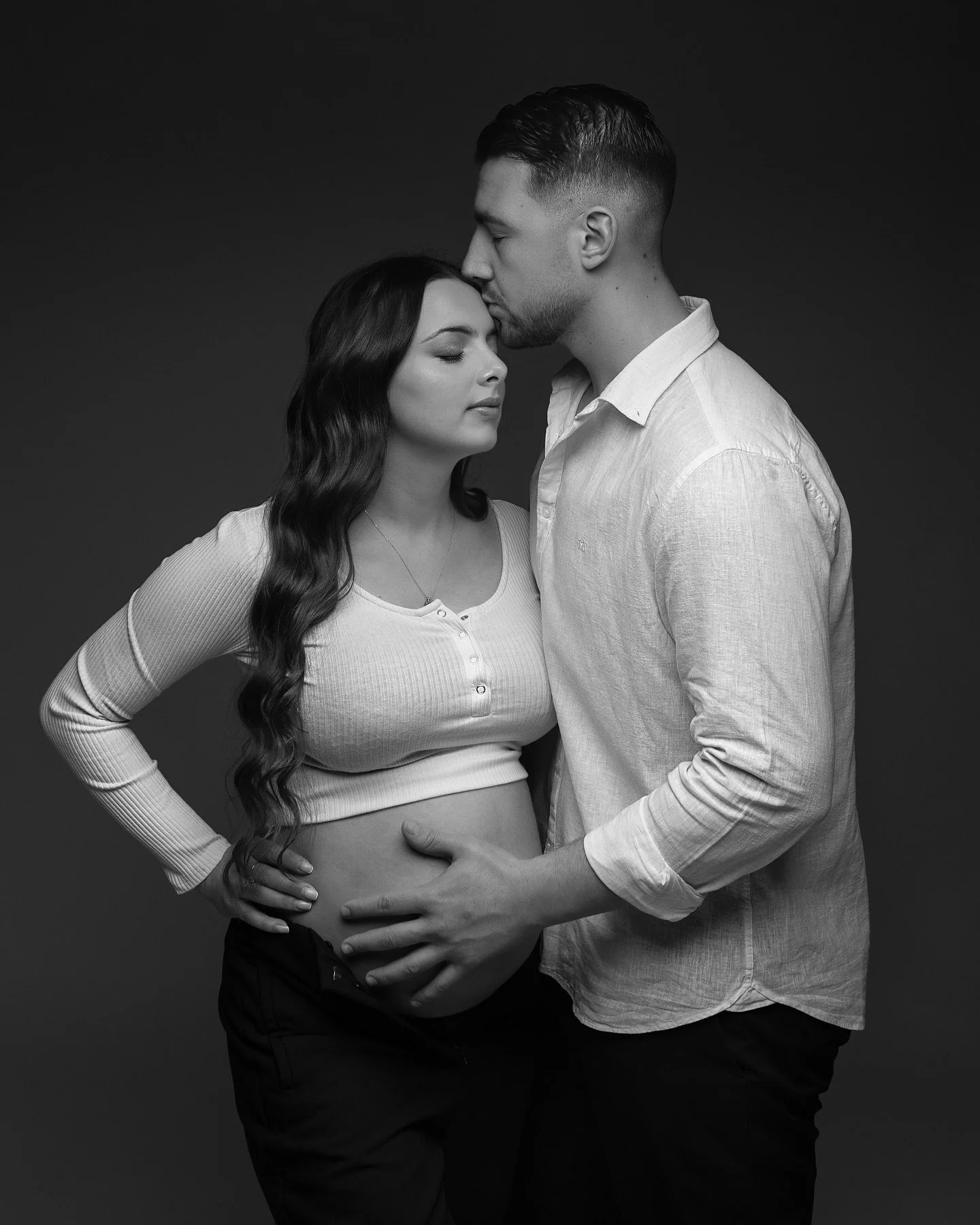 La grossesse, c&rsquo;est bien plus qu&rsquo;un ventre qui s&rsquo;arrondit&hellip;
C&rsquo;est une histoire d&rsquo;amour &agrave; deux, une attente pleine d&rsquo;&eacute;motions et de promesses.
&Agrave; travers mes photos, j&rsquo;immortalise vos