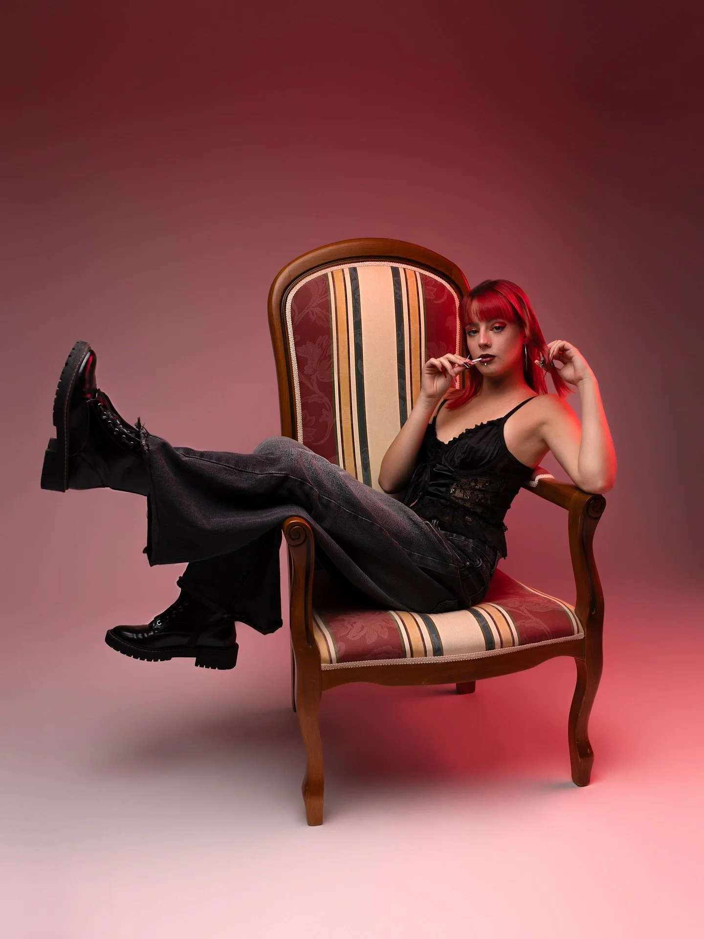 Une muse flamboyante 💋
 
Cheveux rouges, make-up audacieux, fauteuil voltaire et vinyles&hellip; bref, une s&eacute;ance qui m&rsquo;a fait vibrer 🔥
 
Cr&eacute;er, tester, m&rsquo;adapter &agrave; vos inspirations, explorer vos univers&hellip; c&r