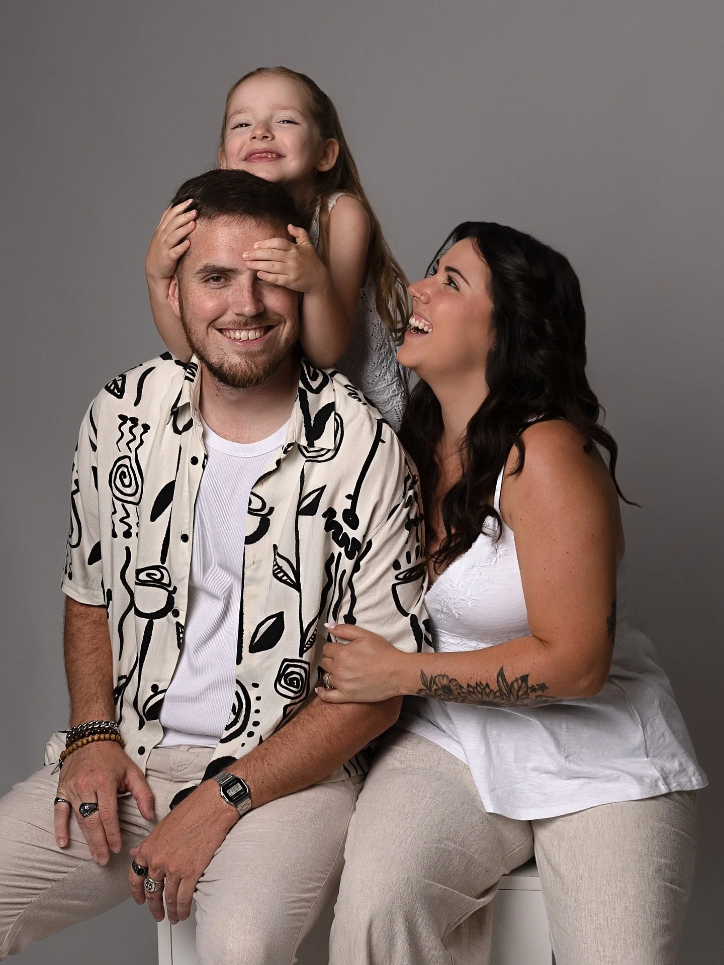 Chaque s&eacute;ance est unique, comme cette jolie famille pleine de sourires. En studio ou au c&oelig;ur d&rsquo;un d&eacute;cor naturel, je capture les familles dans toute leur authenticit&eacute;
 
En studio, l&rsquo;ambiance est douce et &eacute;