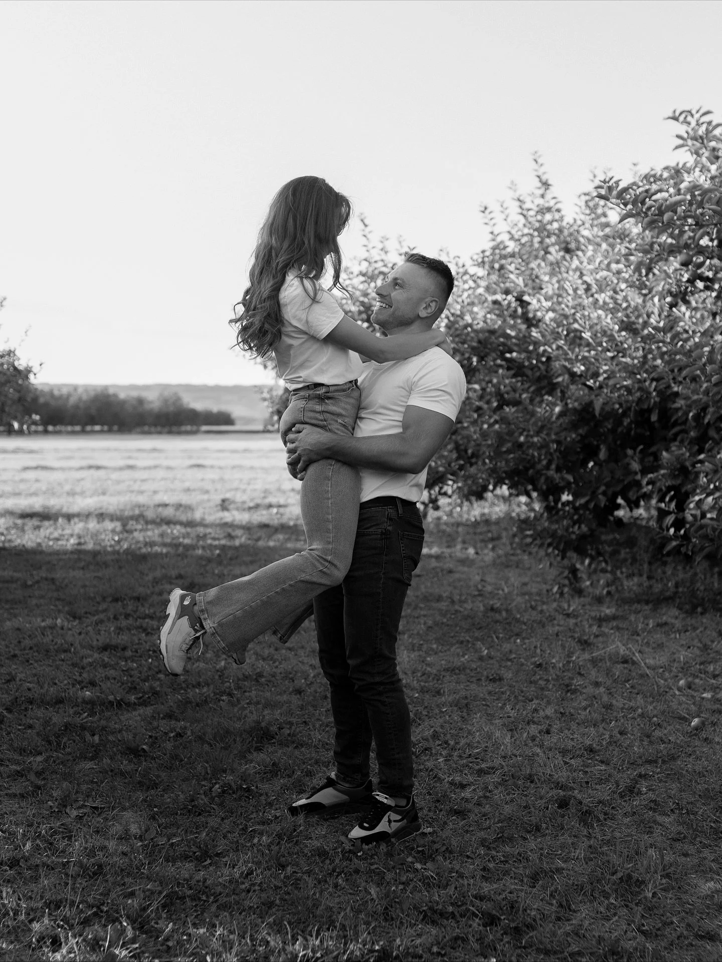 Cette s&eacute;ance couple, que j&rsquo;ai ador&eacute; photographier 🧡
 
Au d&eacute;but, ils h&eacute;sitaient entre studio et ext&eacute;rieur. Finalement, ils ont choisi l&rsquo;ext&eacute;rieur et c&rsquo;&eacute;tait parfait. Rires, regards co