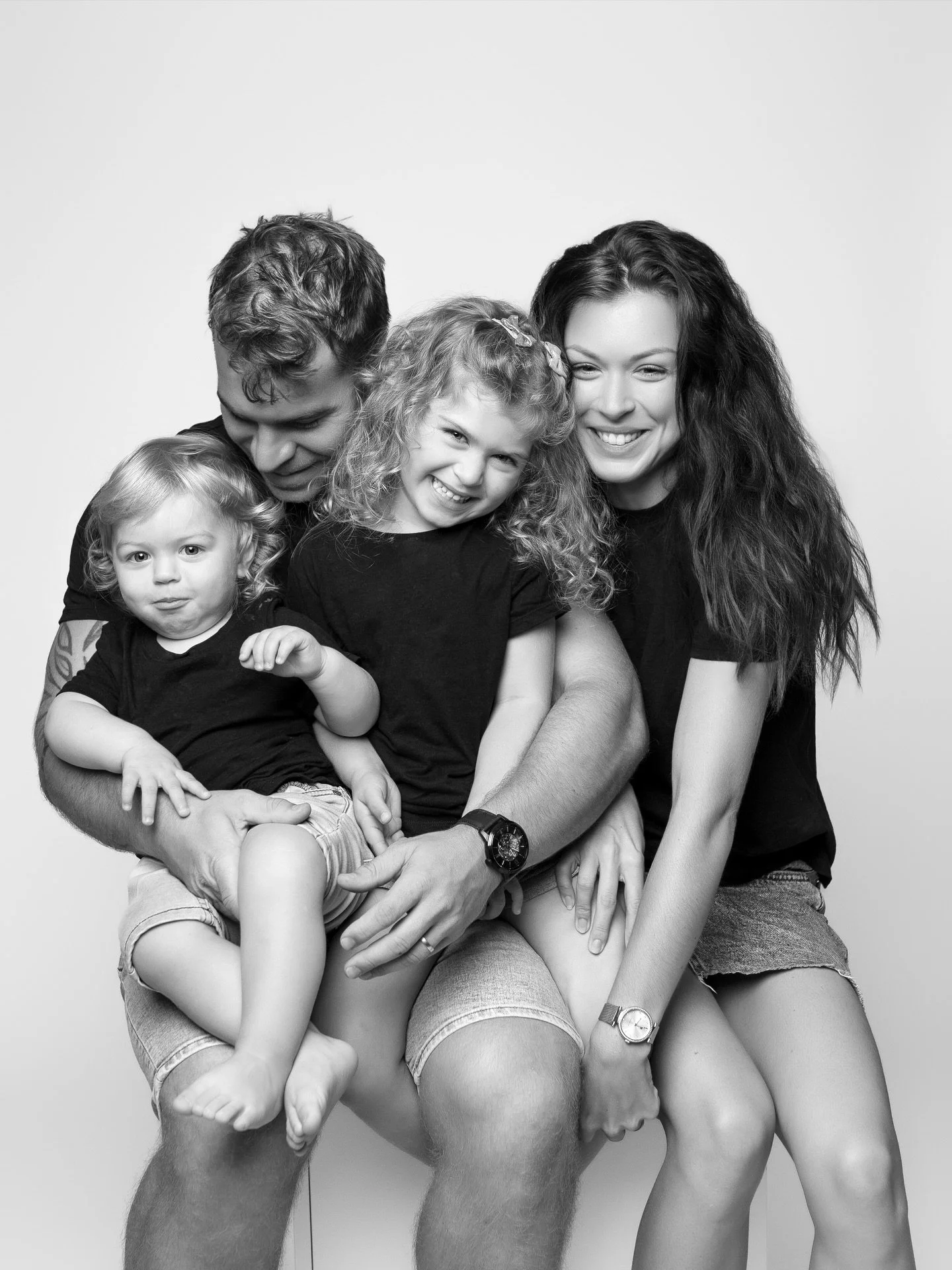 Une simple s&eacute;ance photo&hellip; et pourtant bien plus que &ccedil;a. Des rires, des regards, des instants suspendus.
Parce que des photos de famille, ce sont des instants qui continuent de sourire, m&ecirc;me quand le temps s&rsquo;enfuit 🤍 #