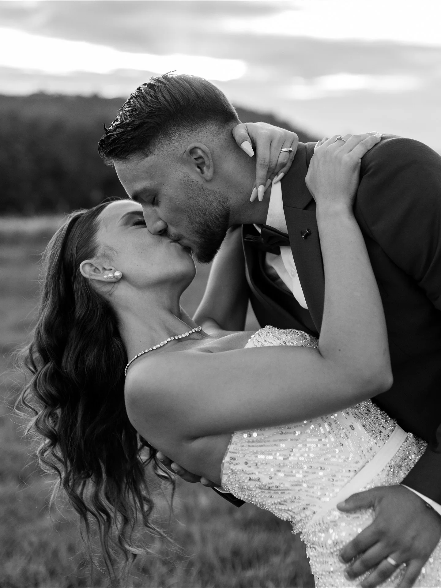 Une parenth&egrave;se magique au c&oelig;ur de leur belle journ&eacute;e&hellip;
Entre deux moments de f&ecirc;te, nous avons profit&eacute; de cette belle lumi&egrave;re pour capturer leur amour 🤍
 
Chaque regard, chaque geste raconte leur histoire